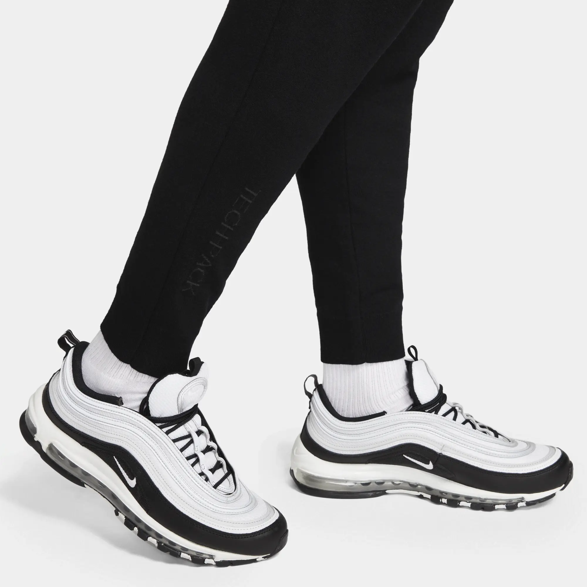 Nike Sportswear Therma-FIT ADV Tech Pack Men's Tech Fleece Engineered Trousers - Black