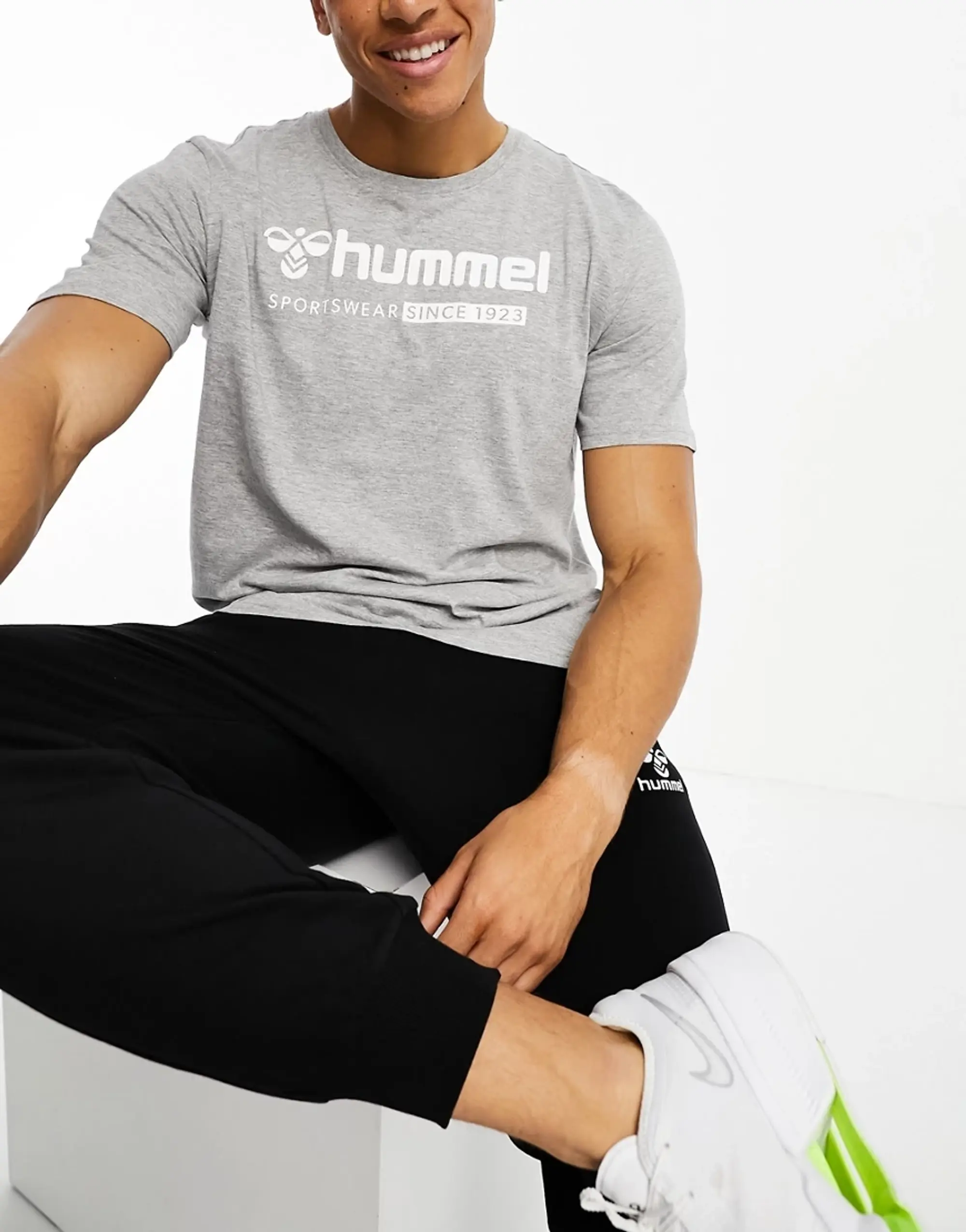 Hummel Regular Fit T-Shirt With Oversized Logo In Grey