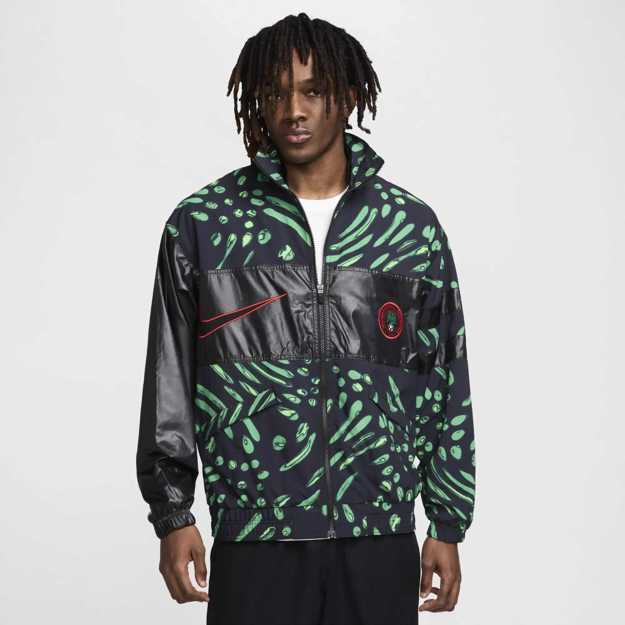 Nigeria Courtside Men's Nike Football Lightweight Graphic Jacket - Black - Nylon