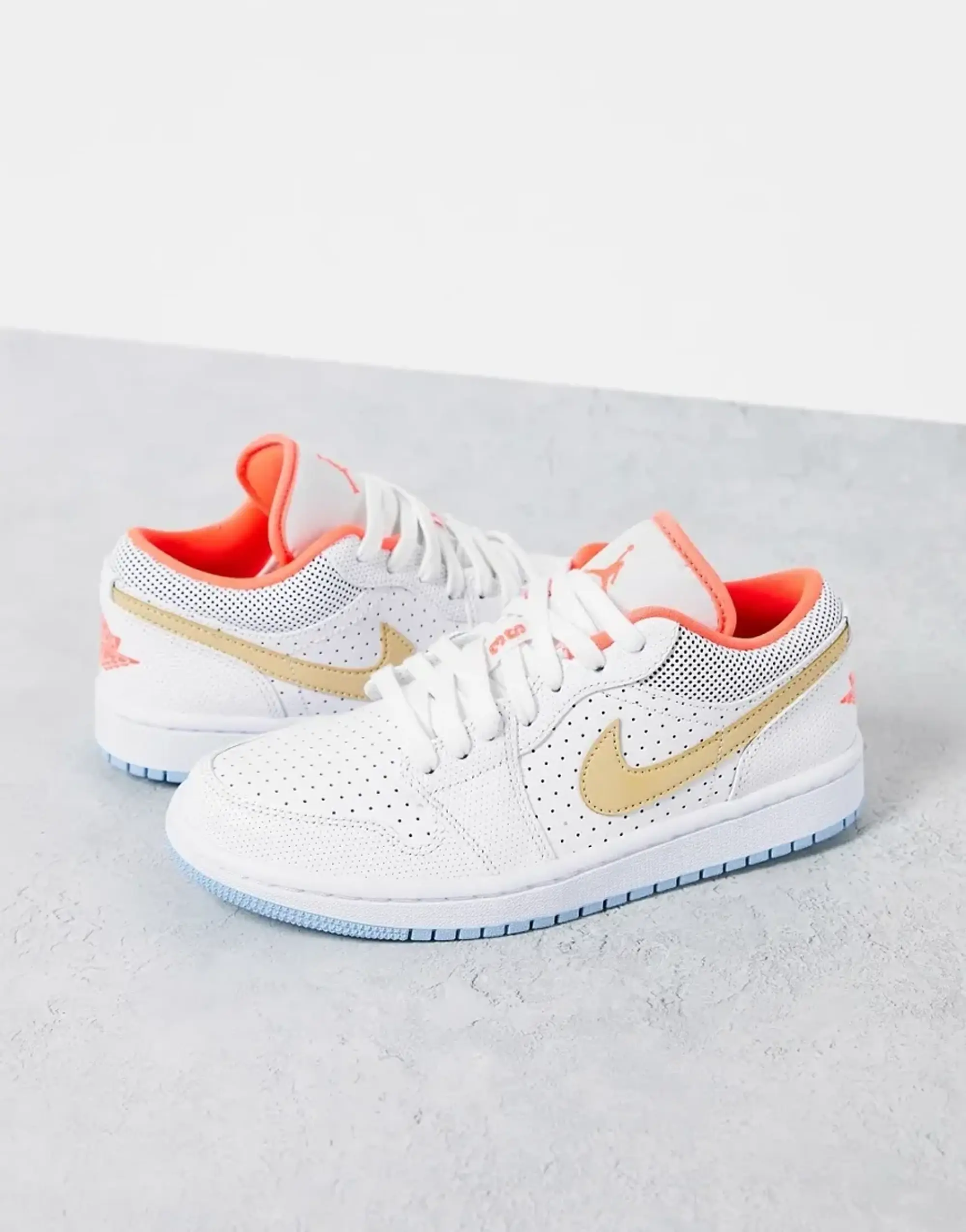 Nike Jordan Air Jordan 1 Low SE trainers in white stone and baby blue
