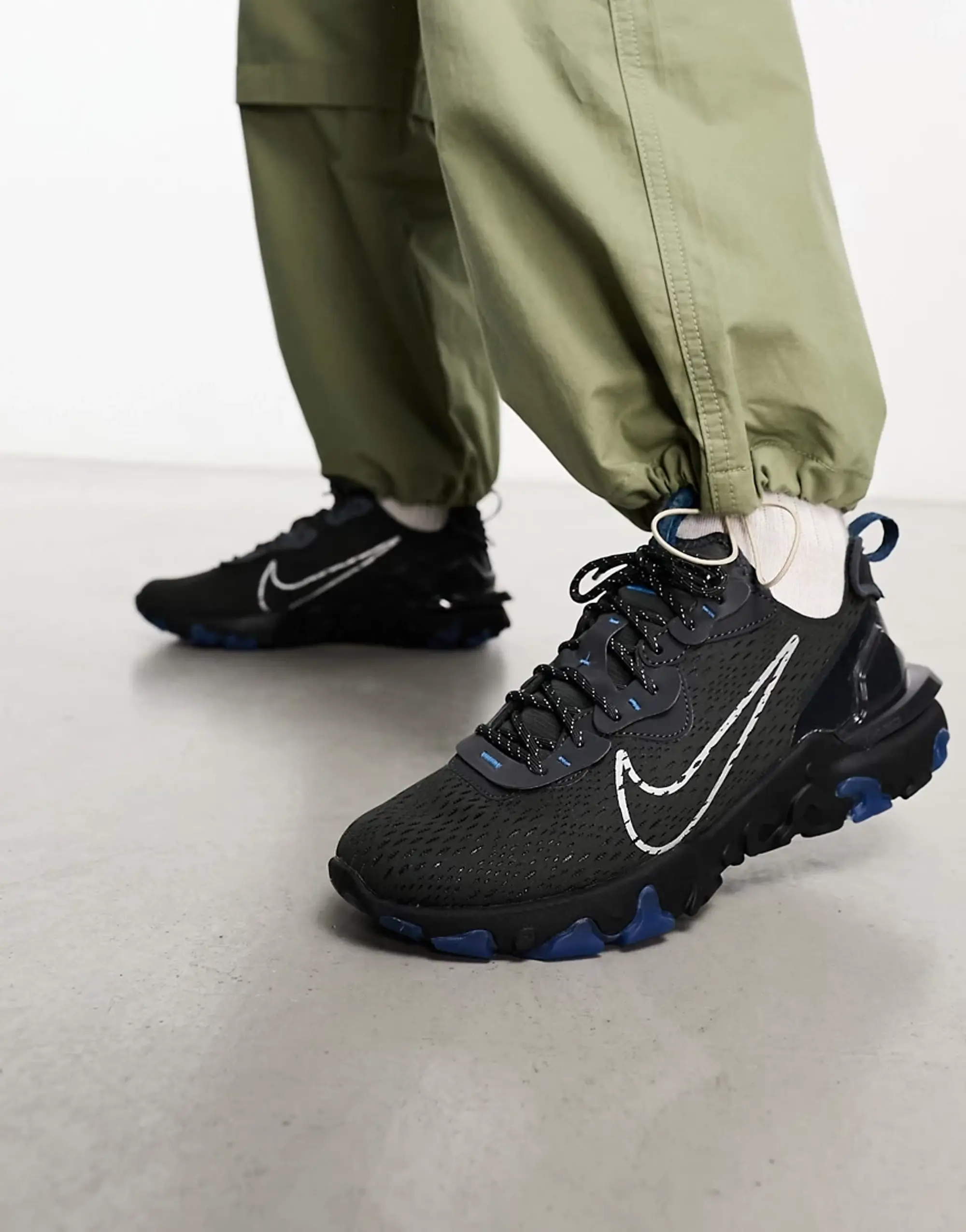 Nike React Vision Trainers In Black And Blue FV0382 001 FOOTY.COM