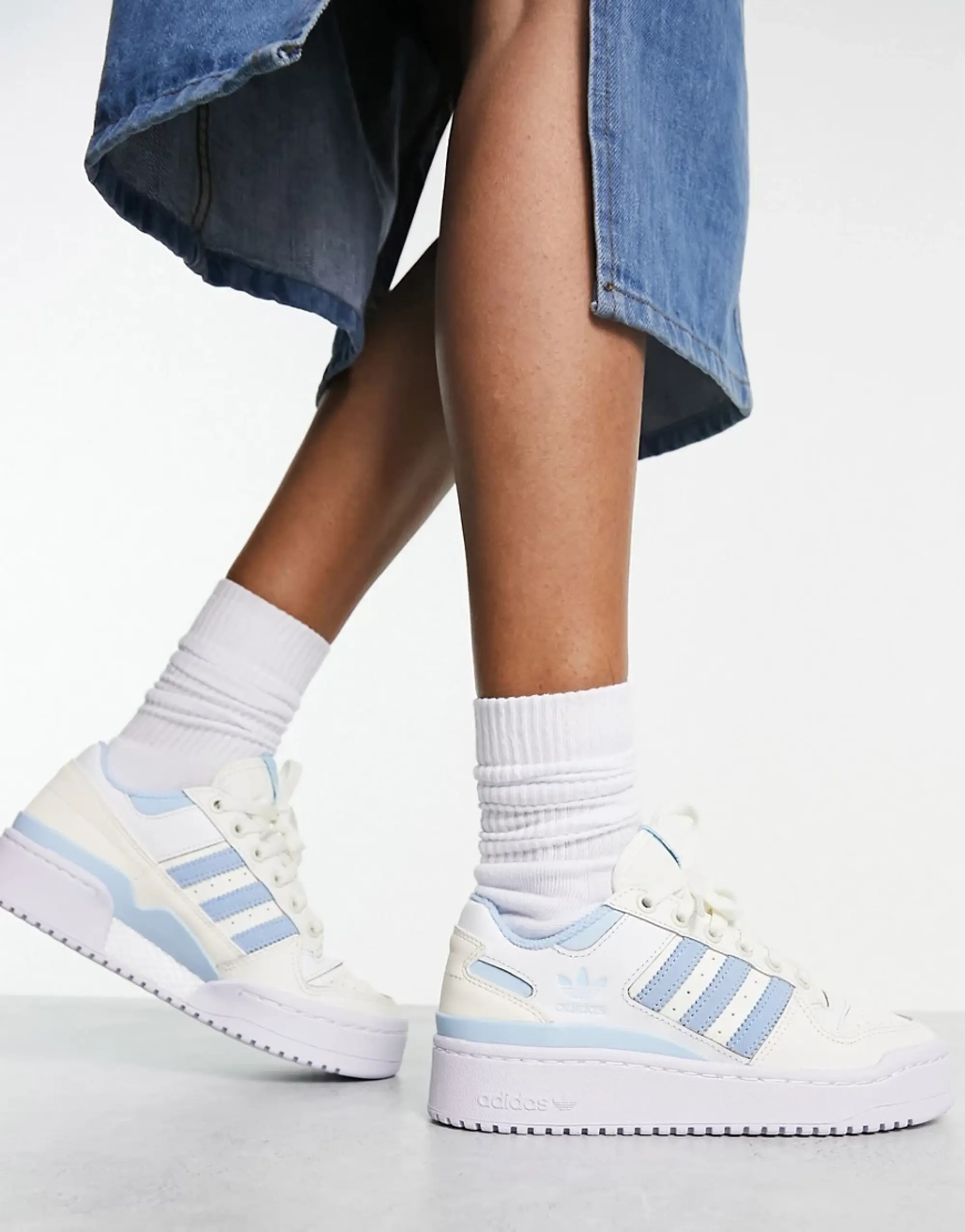 White shops adidas trainers with blue stripes