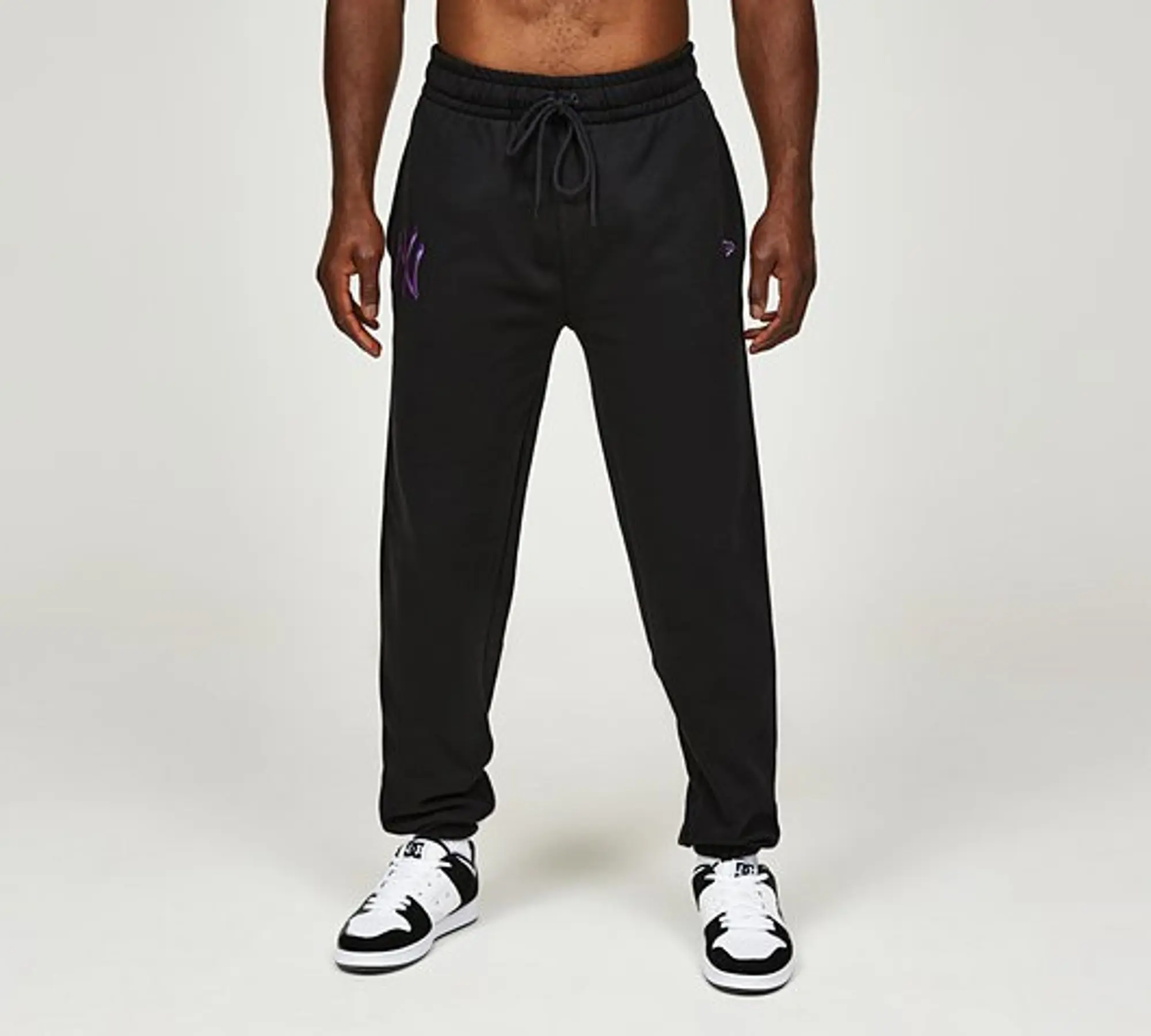 new era Yankees Embroidered Fleece Jogger - Black / Purple