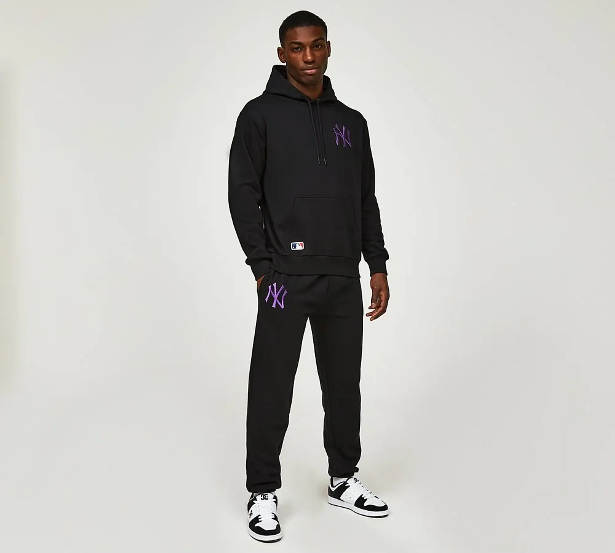 new era Yankees Embroidered Fleece Jogger - Black / Purple