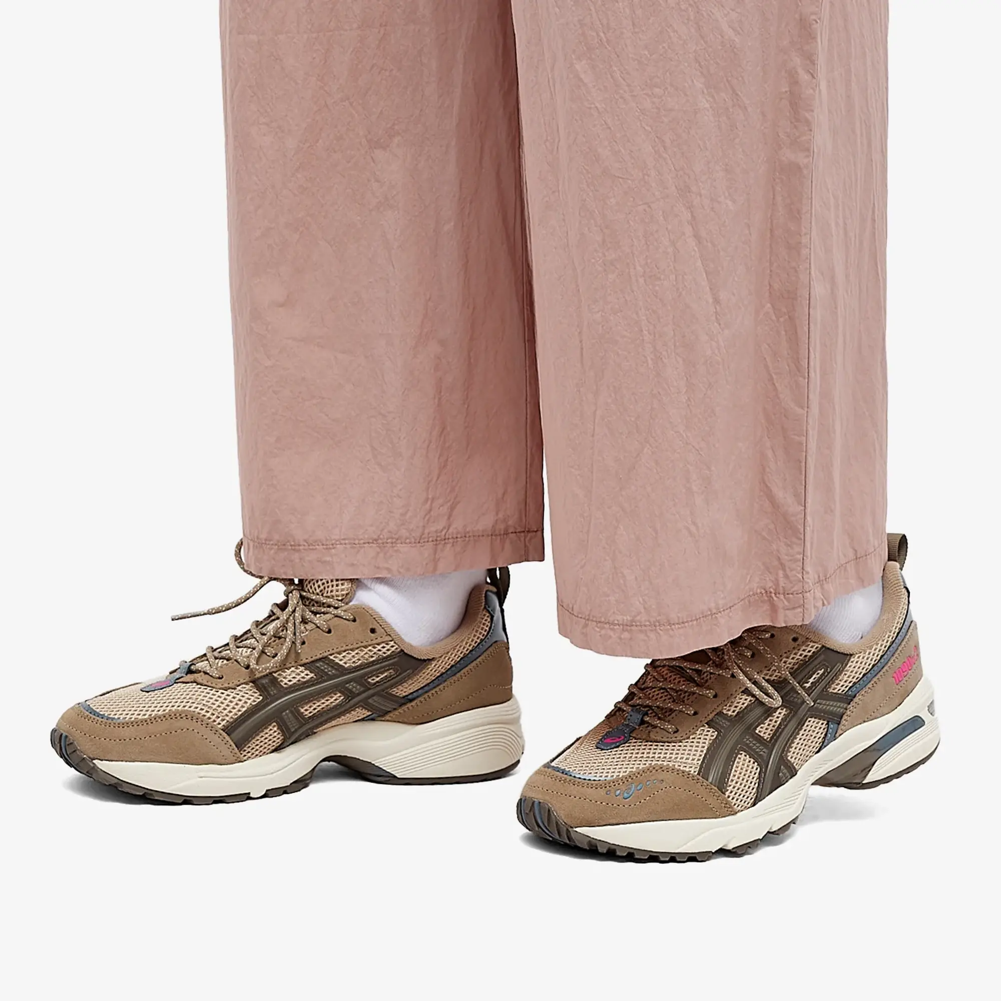 ASICS gel-1090v2 trainers in beige & brown