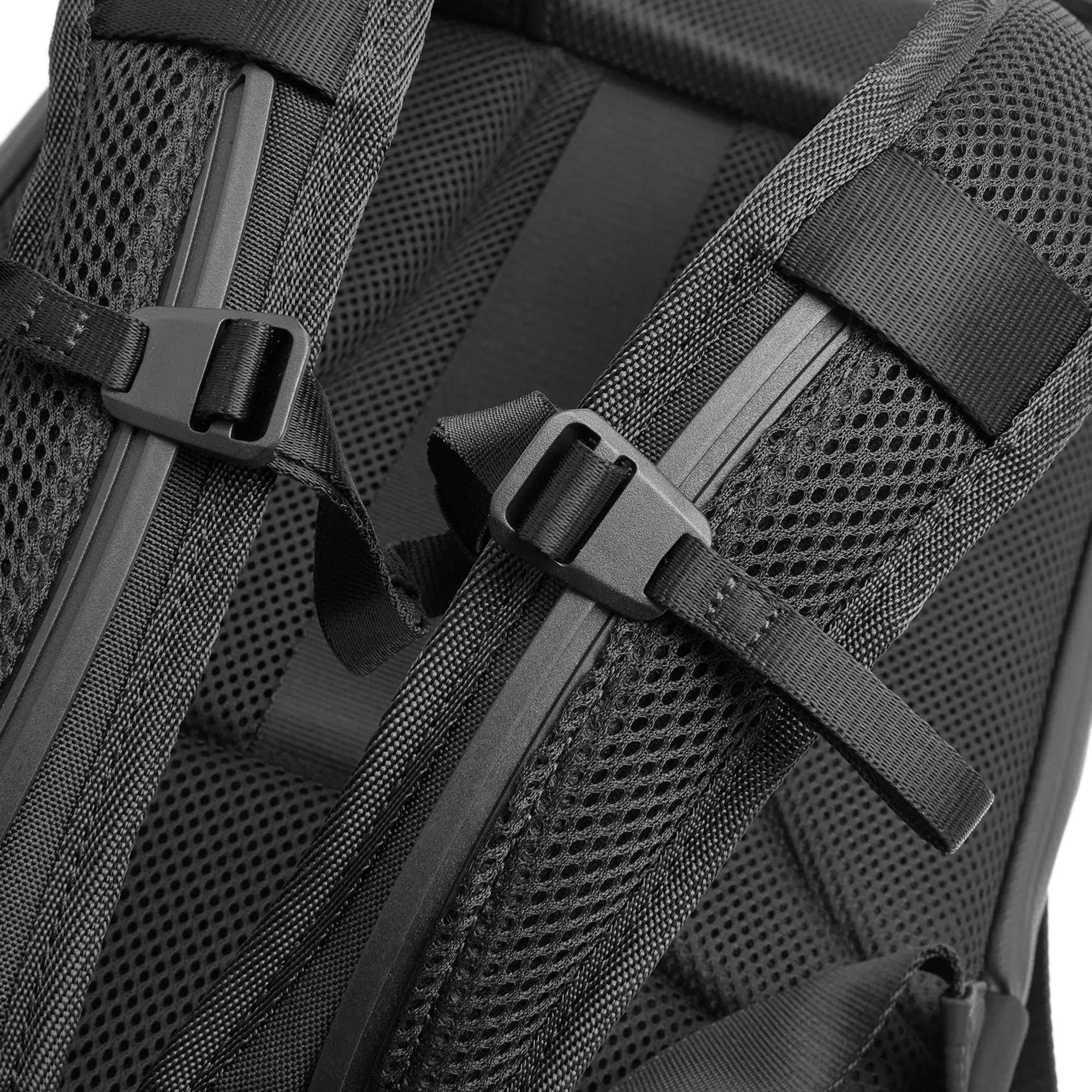 Cote&Ciel Isar M Raven Backpack Black | 29069-000 | FOOTY.COM