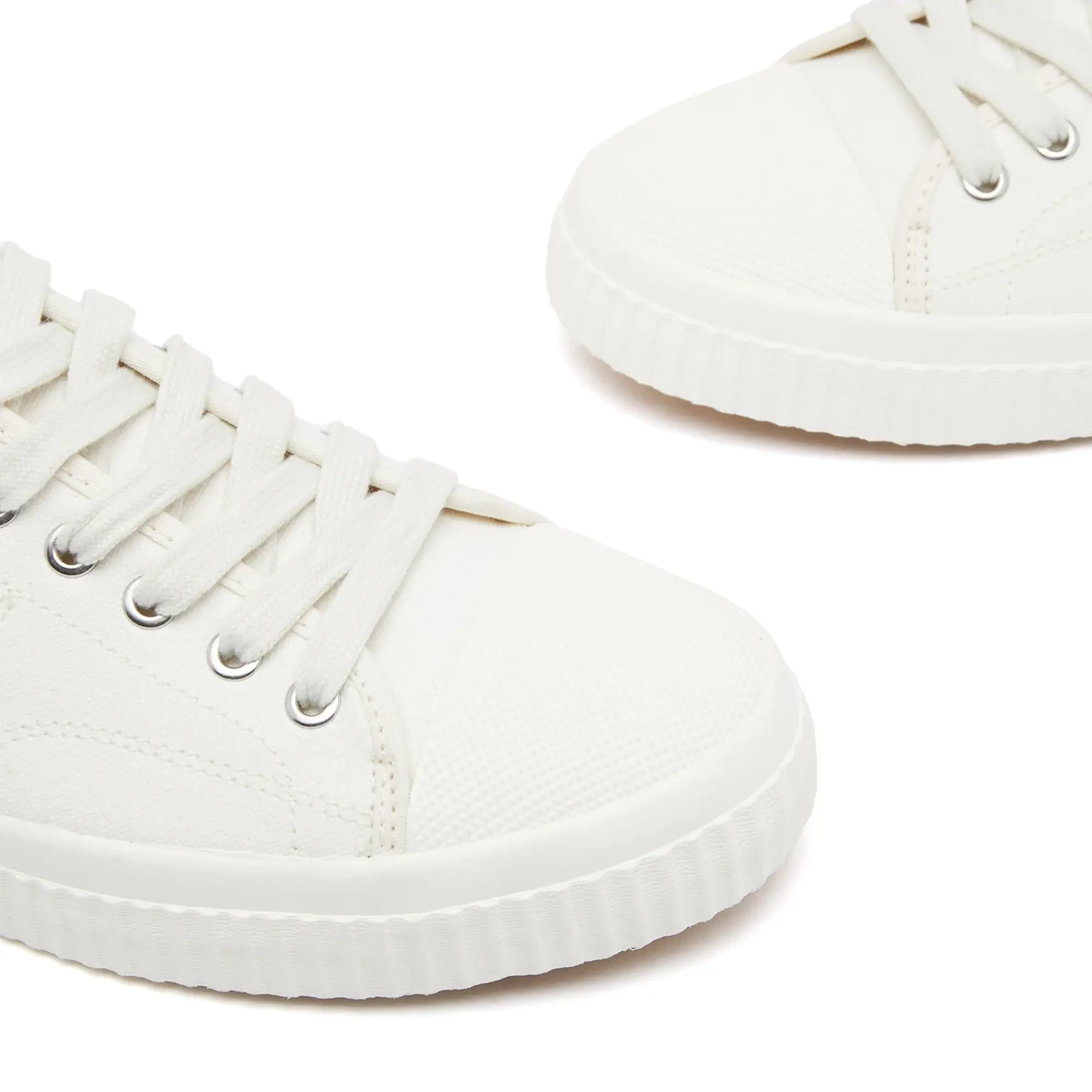 Fred Perry Hughes Low Canvas Trainer In White