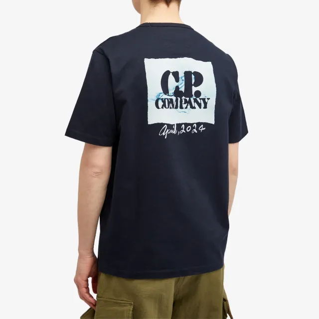 ★【CP COMPANY】★MERCERIZED JERSEY 30/2 GRAPHIC LOGO T★ 640.webp
