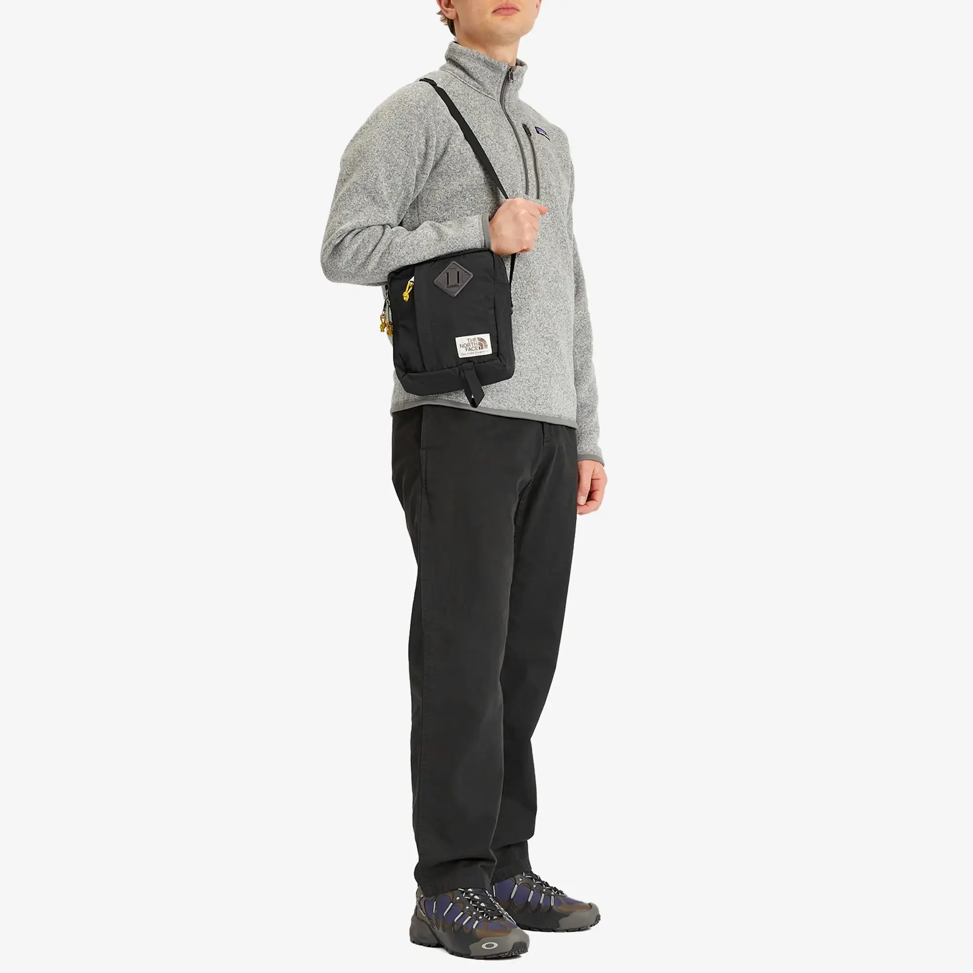 The North Face Men's Berkeley Crossbody Bag Tnf Black/Mineral Gold