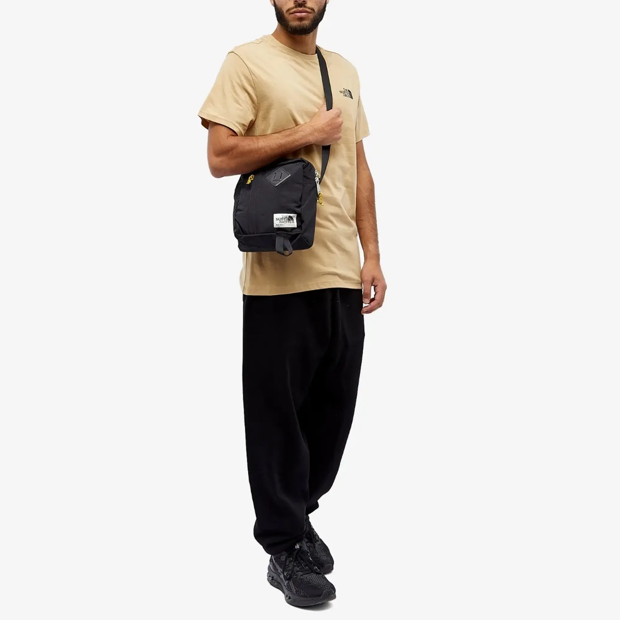 The North Face Men's Berkeley Crossbody Bag Tnf Black/Mineral Gold