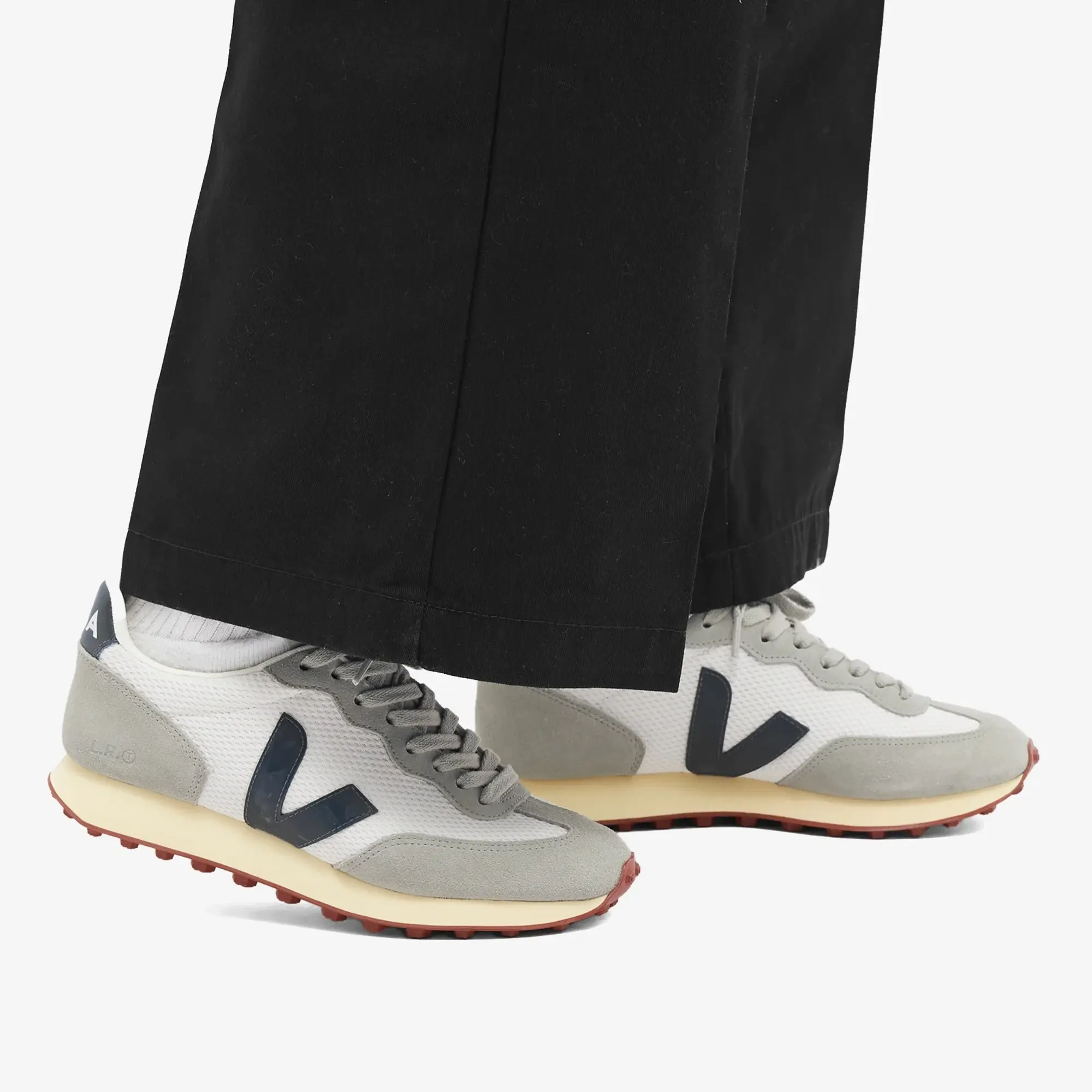 Veja  RIO BRANCO  women's Shoes (Trainers) in White