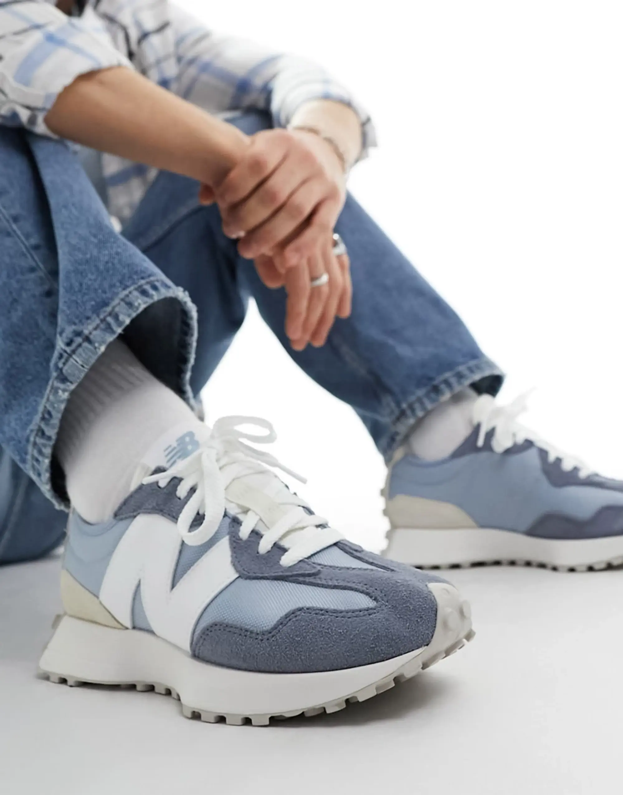 New Balance 327 trainers in white & blue