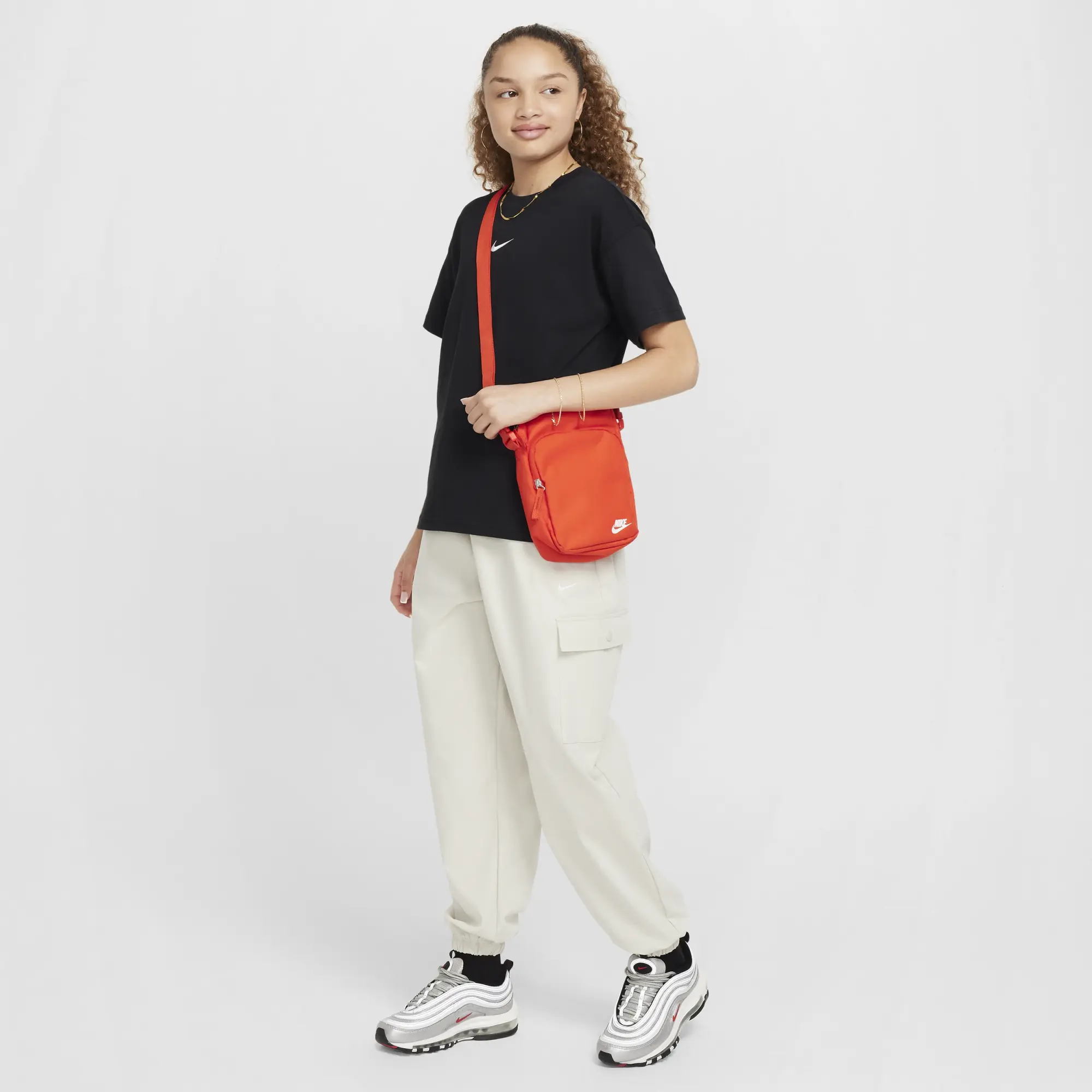 Nike Sportswear Essential Older Kids' (Girls') T-Shirt - Black