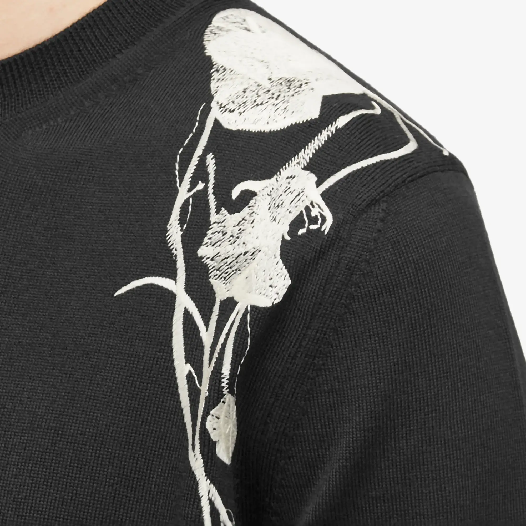 Alexander McQueen Men's Embroidered Flower Crew Neck Jumper Black/Ivory