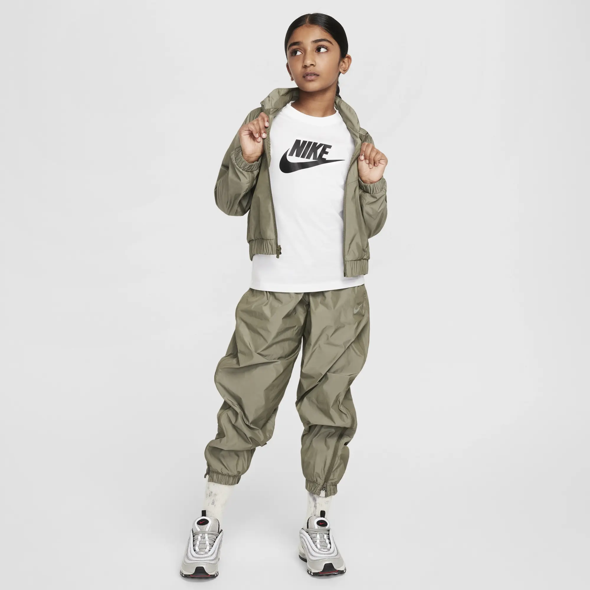 Nike Sportswear Older Kids' (Girls') T-Shirt - White