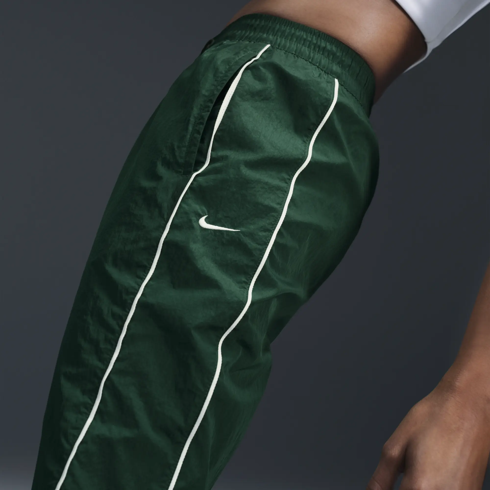 Nike Windrunner Women's High-Waisted Woven Open-Hem Trousers - Green - Nylon