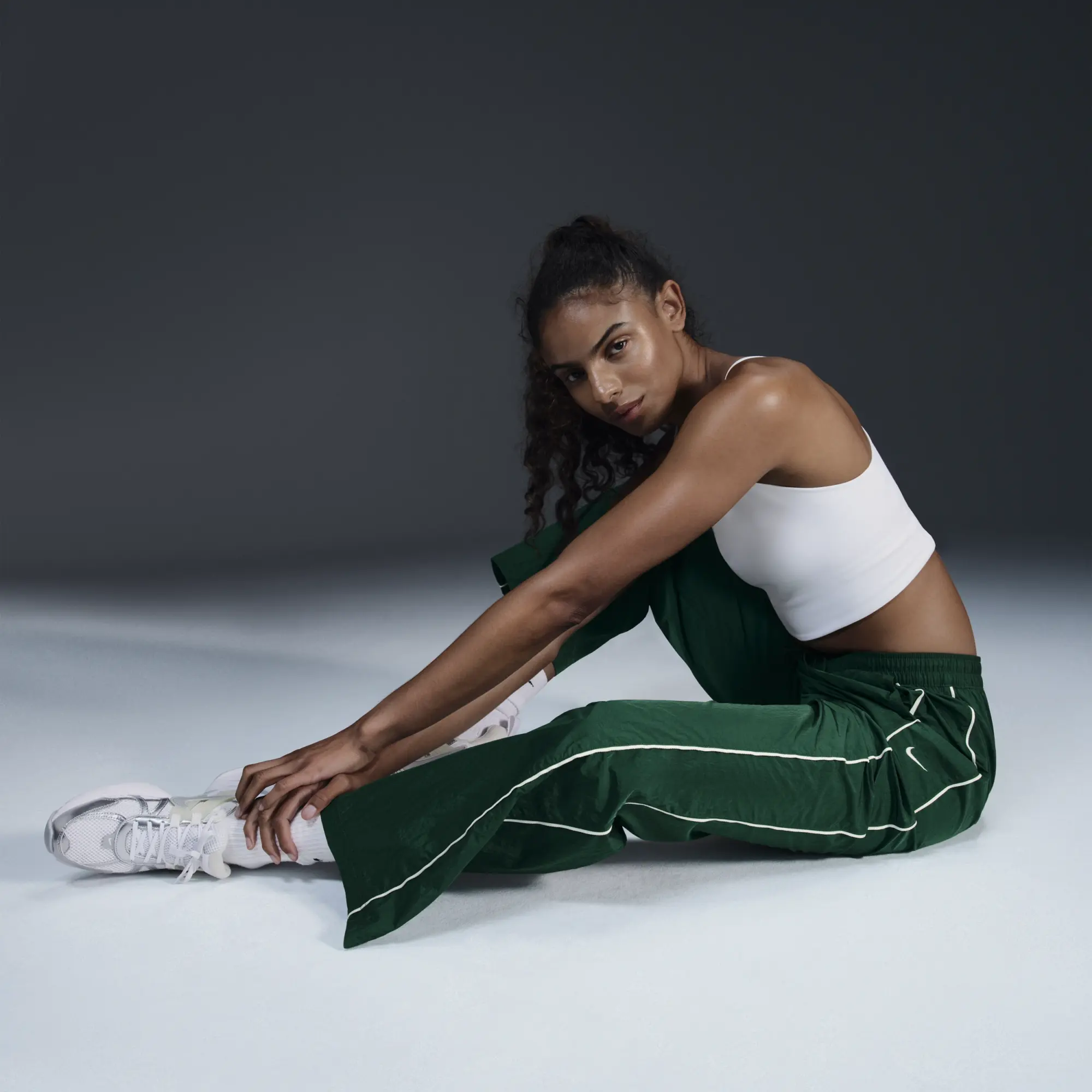 Nike Windrunner Women's High-Waisted Woven Open-Hem Trousers - Green - Nylon