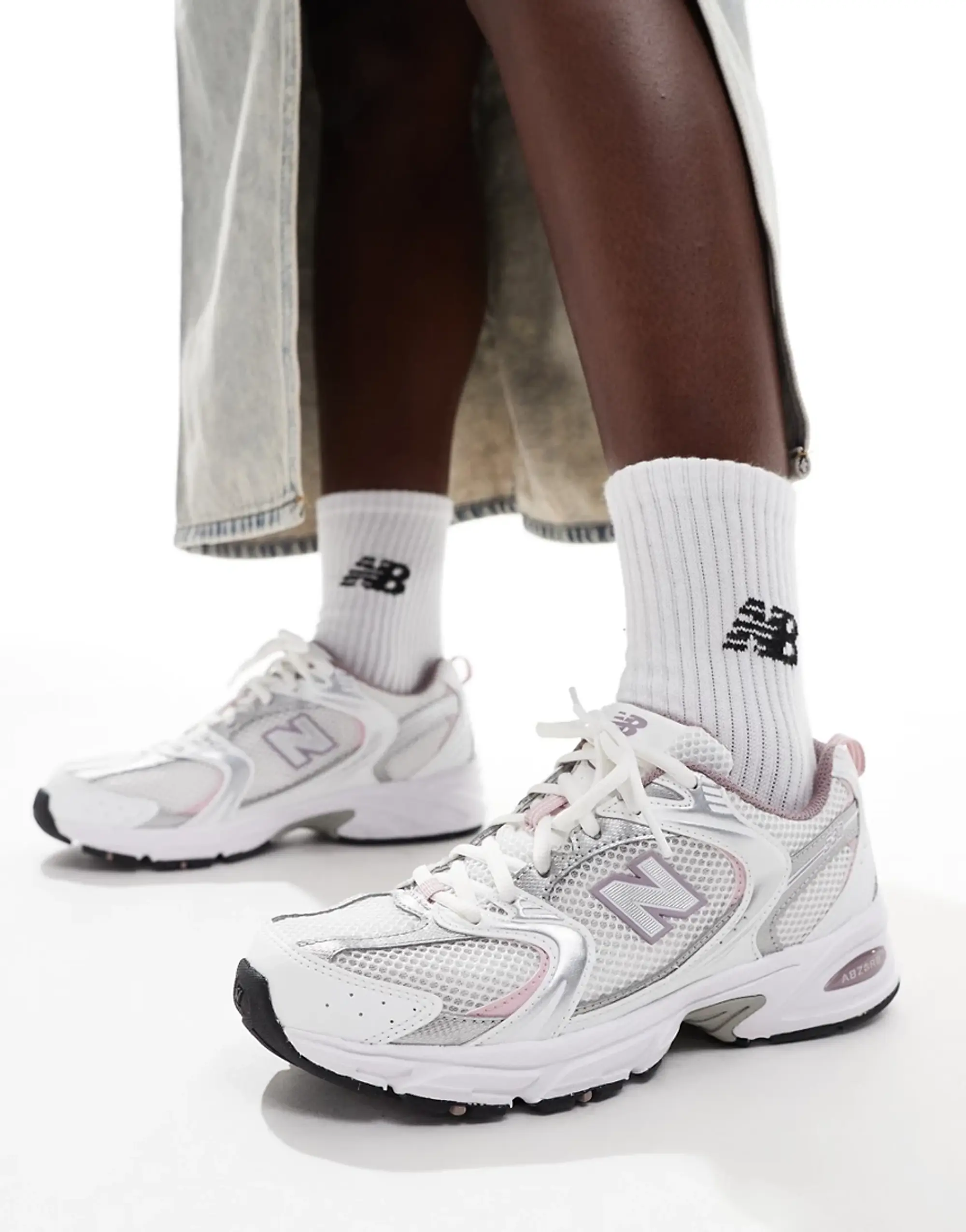 New Balance 530 trainers in white & pink