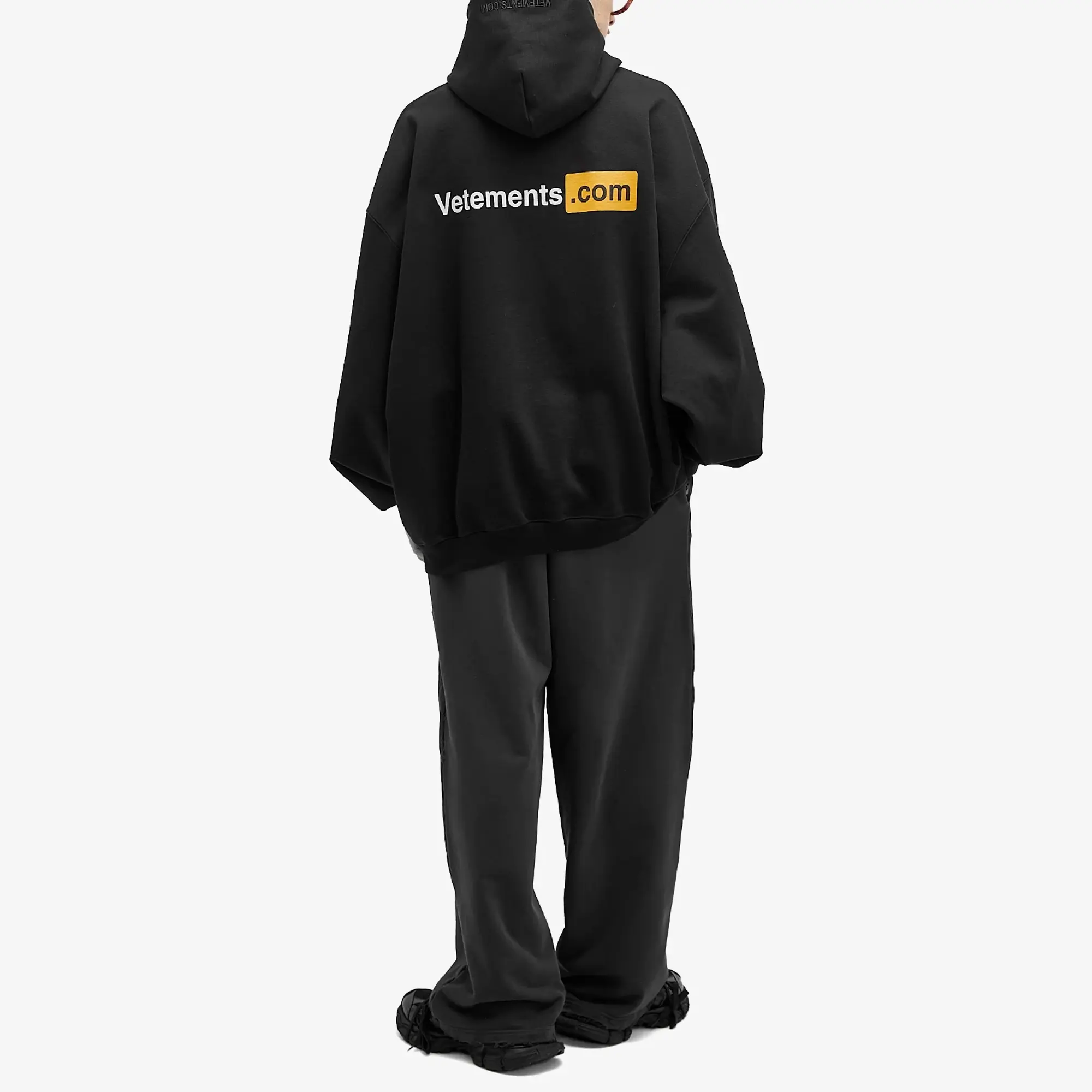 【関税込み】VETEMENTS ブラック XXX ロゴ フーディ vetements-BLACK-Xxx-Logo-