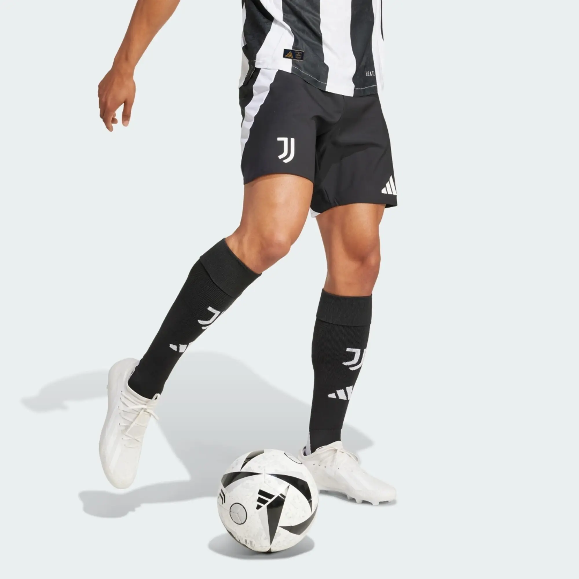 Adidas Juventus Authentic 24/25 Home Shorts  L -