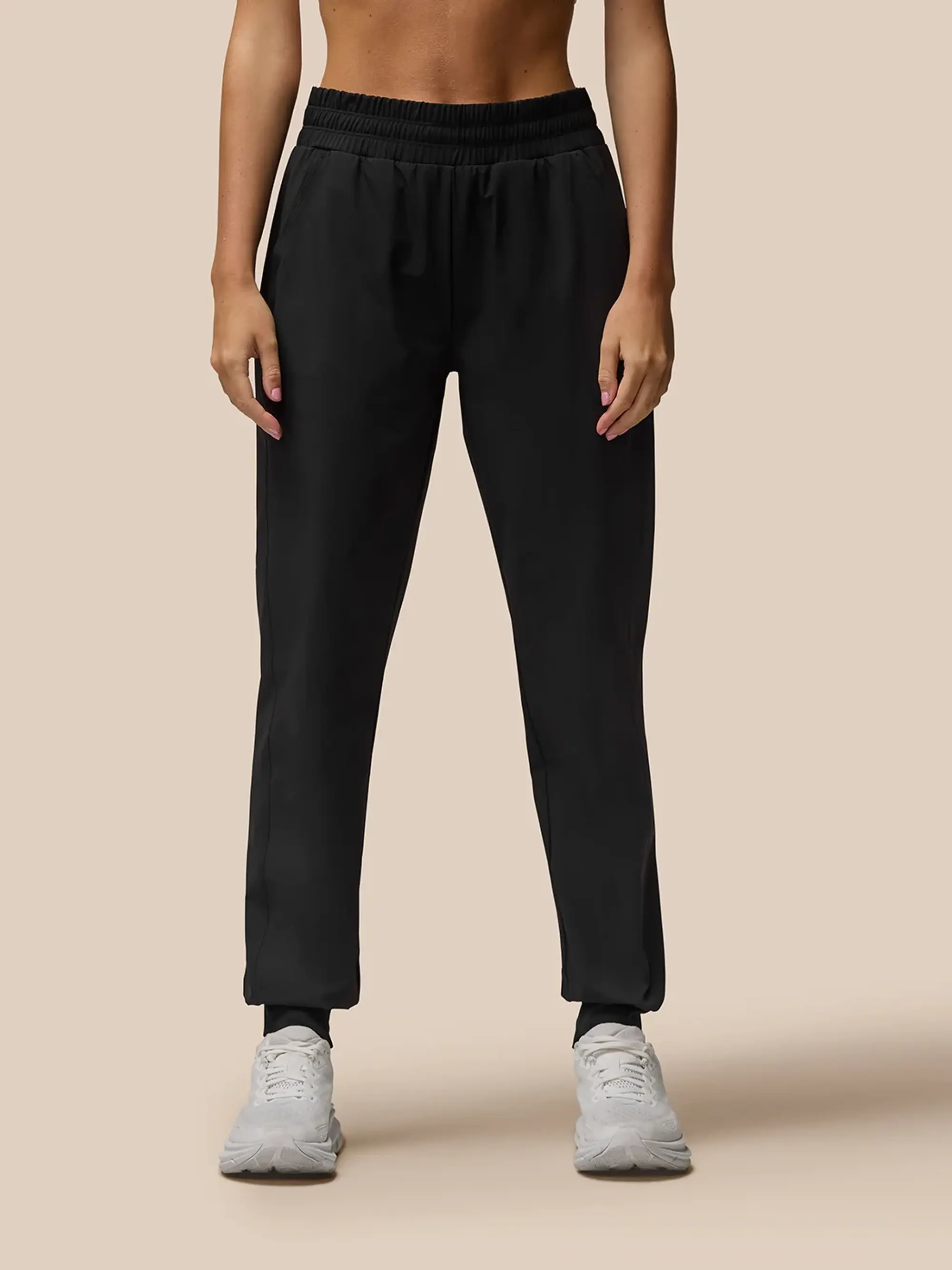 Castore Women’s Flow Woven Movement Joggers – Black