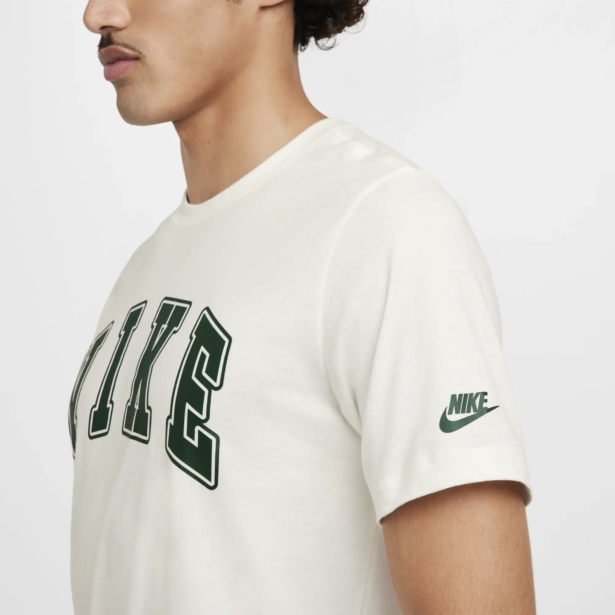 Nike Sportswear Club Men's T-Shirt - White - Cotton/Polyester