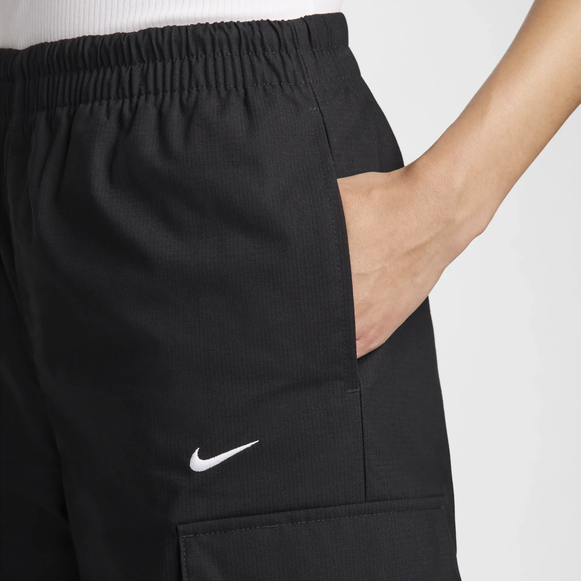 Nike Women's Essential Woven Cargo Pant Black/White