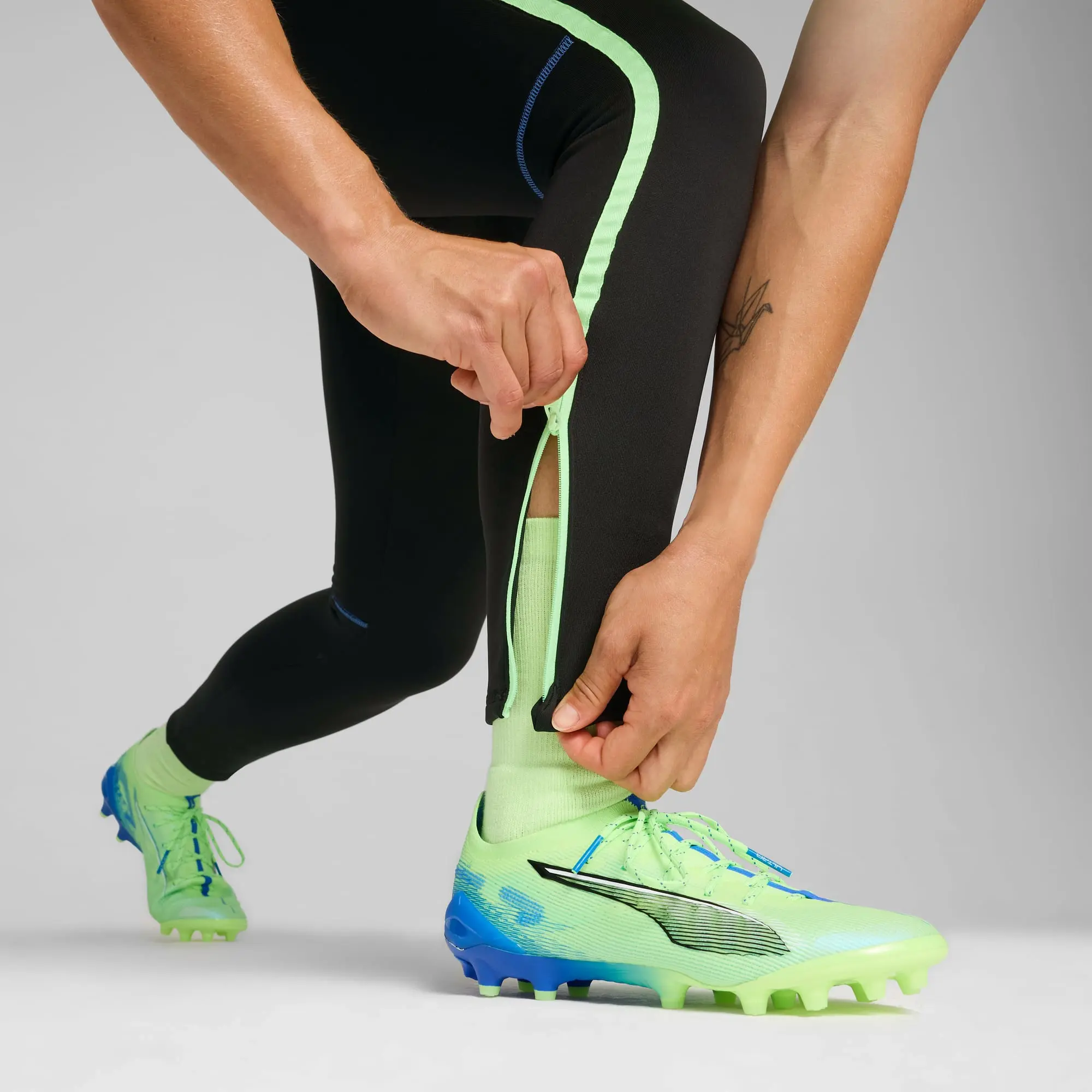 PUMA Individualblaze Training Pants Women, Black/Fizzy Apple