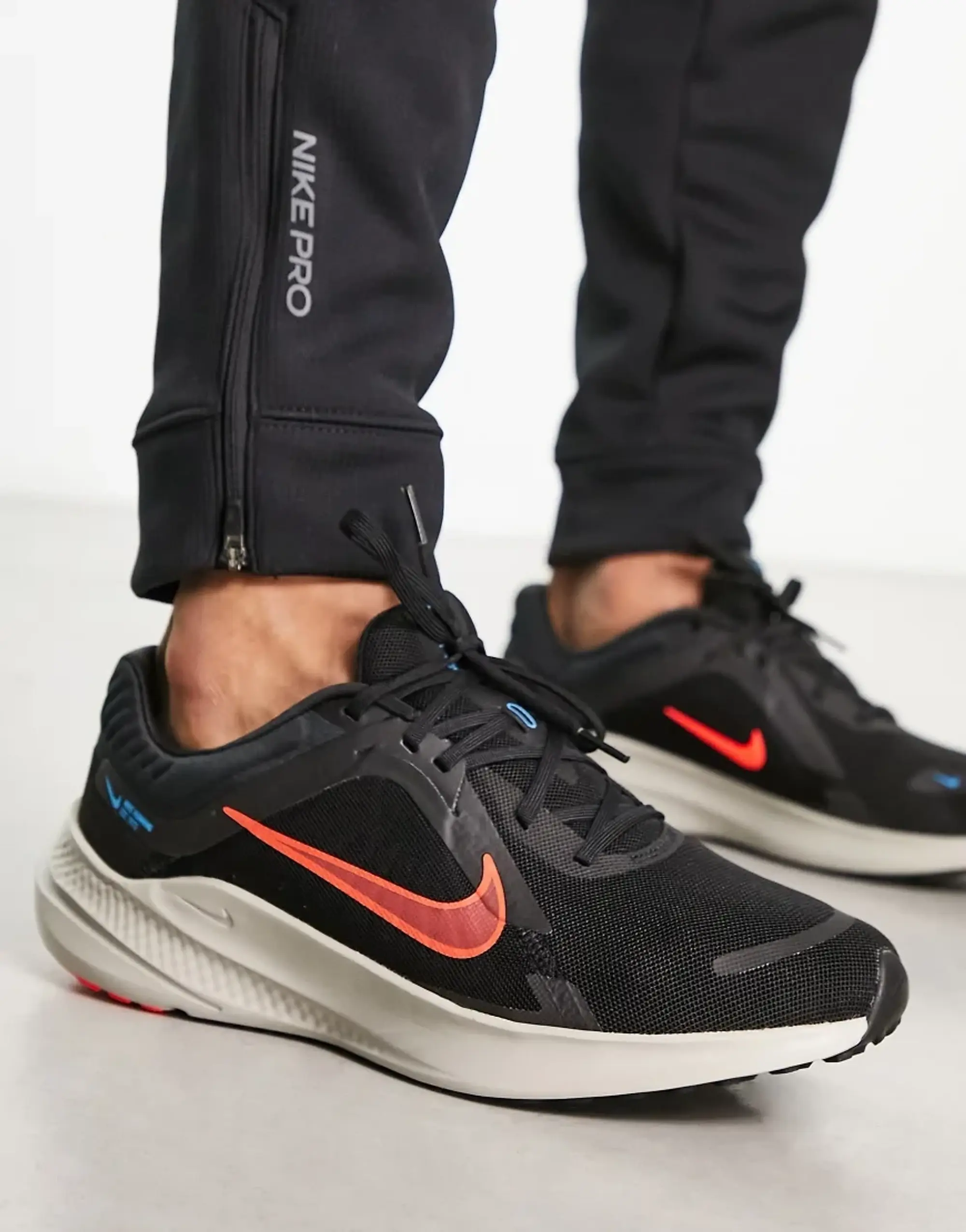 Nike running quest trainers black hotsell