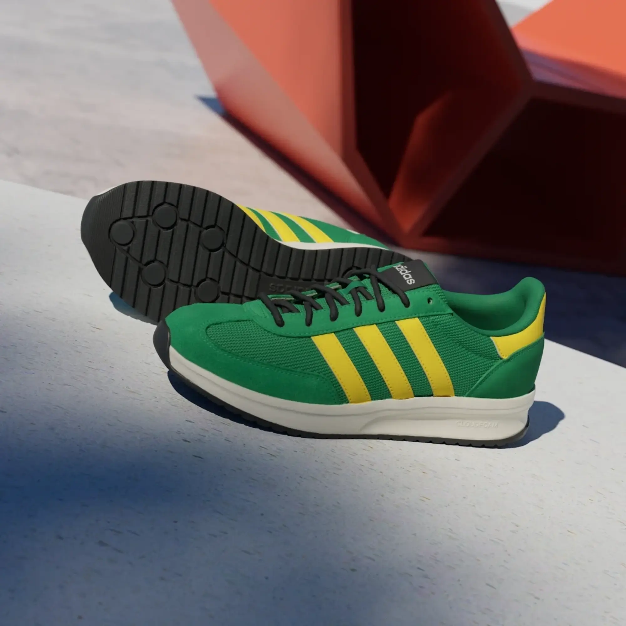 adidas  RUN 70s 2.0  men's Shoes (Trainers) in Green