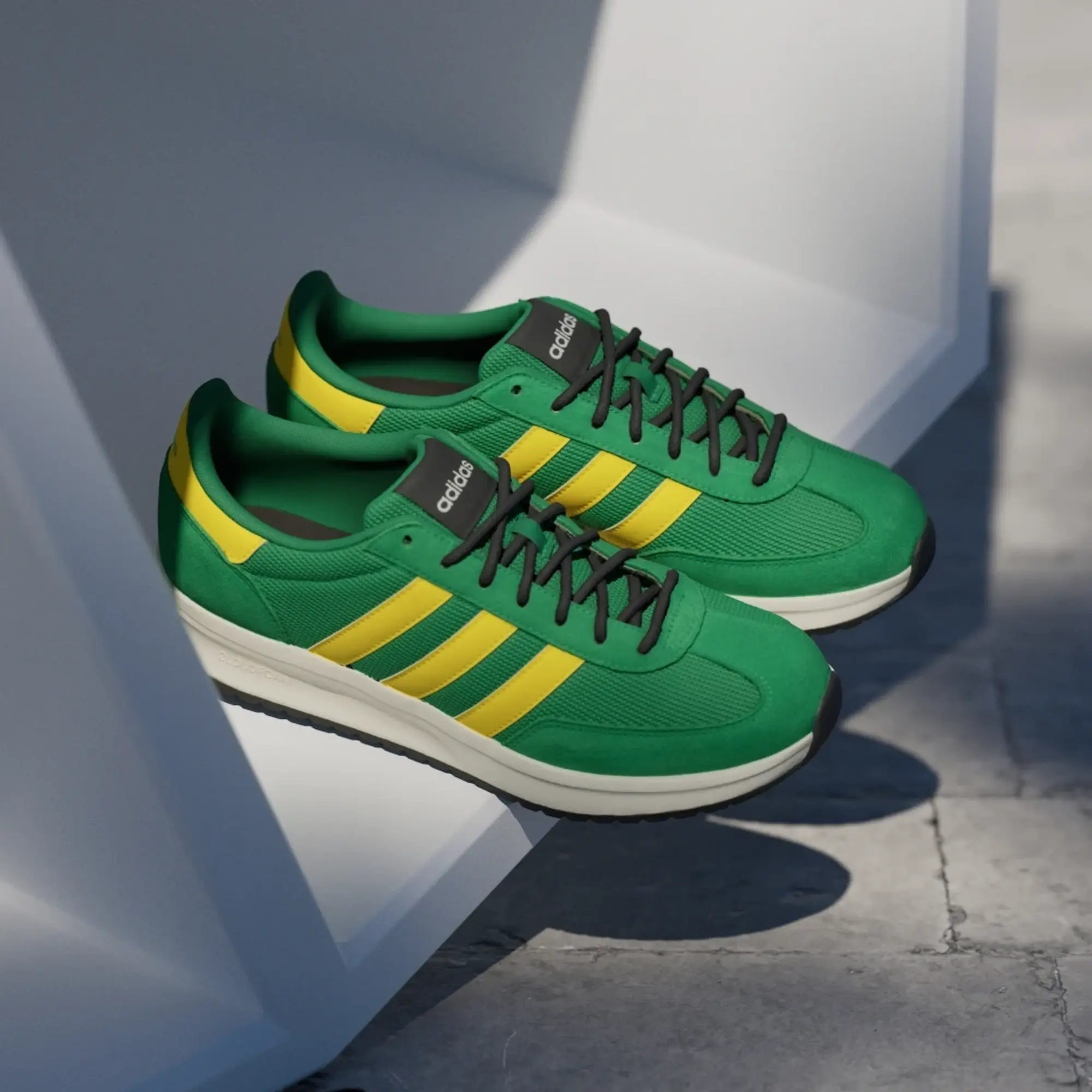 adidas  RUN 70s 2.0  men's Shoes (Trainers) in Green