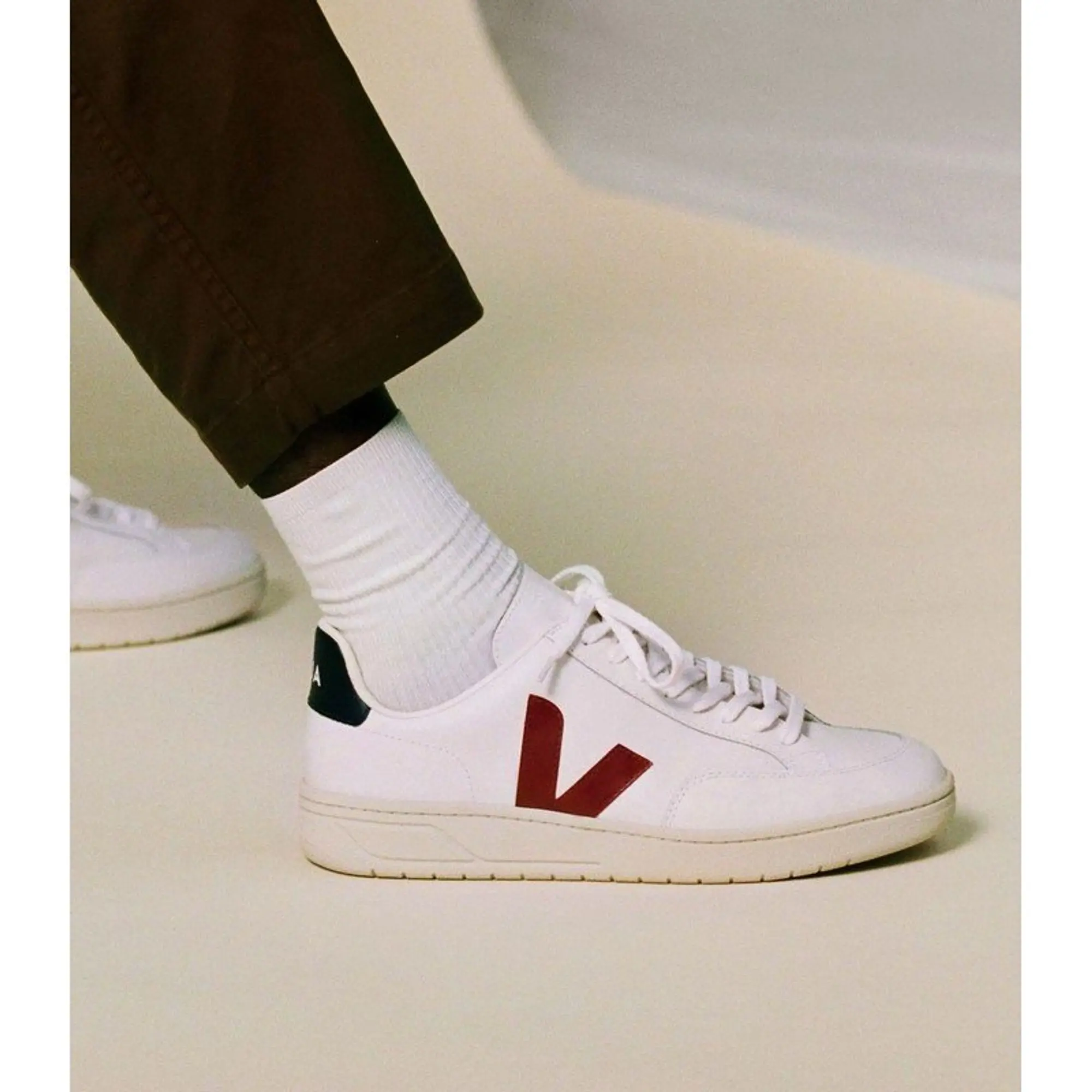 Veja Men's V-12 Leather Trainers