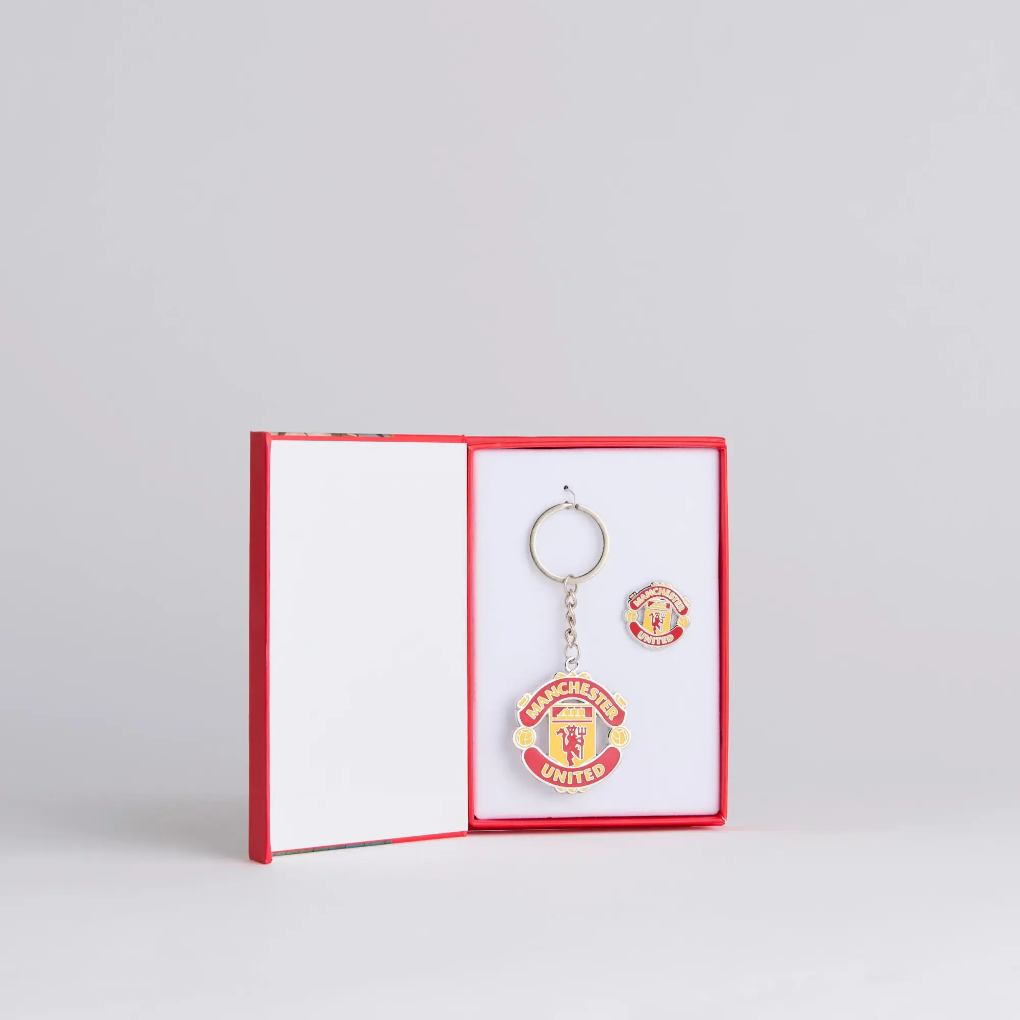 FOCO Manchester United Keyring & Badge Set Red