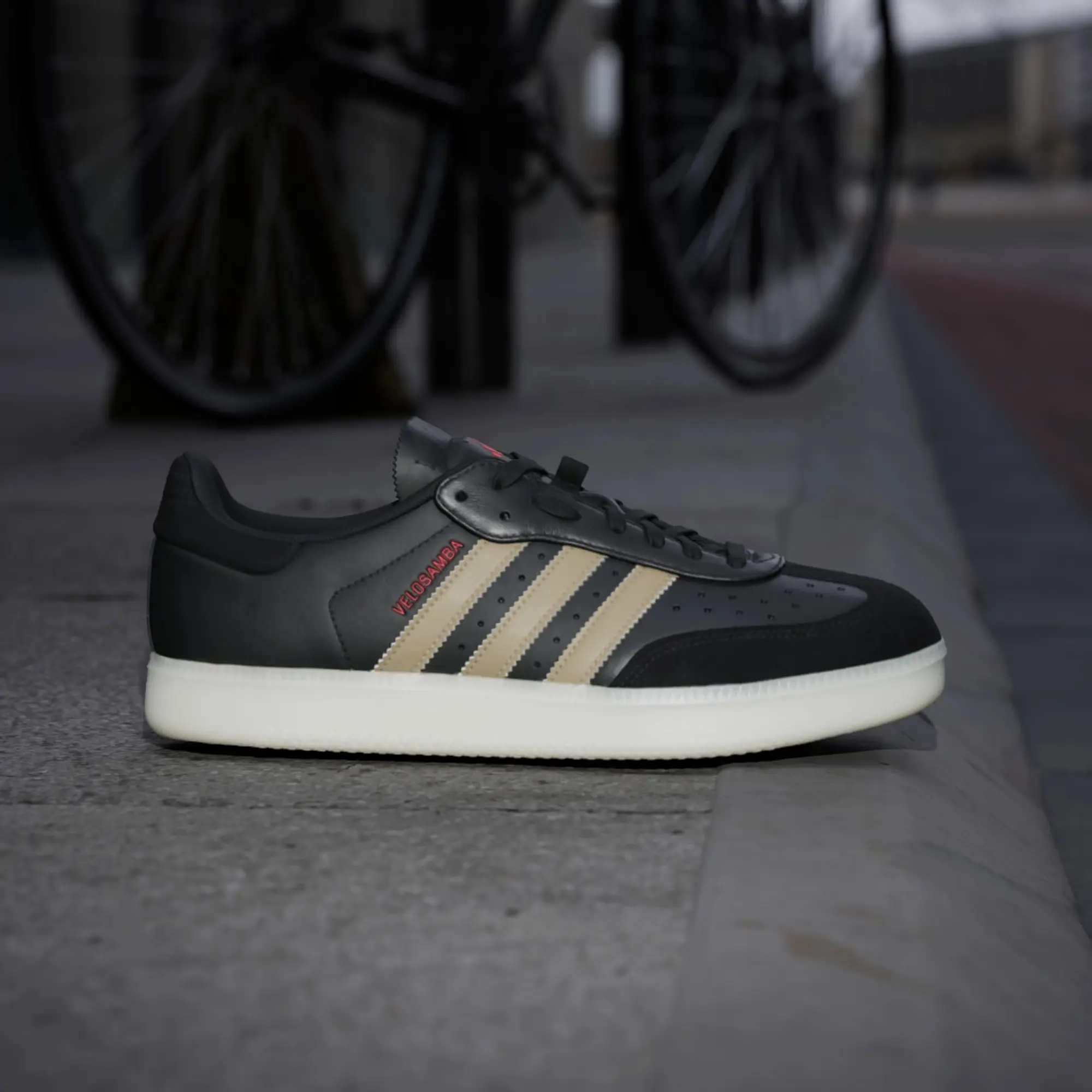 Sneakers Adidas Velosamba Lea Core Black/ Cyber Metallic/ Purrub Eur 36 2/3