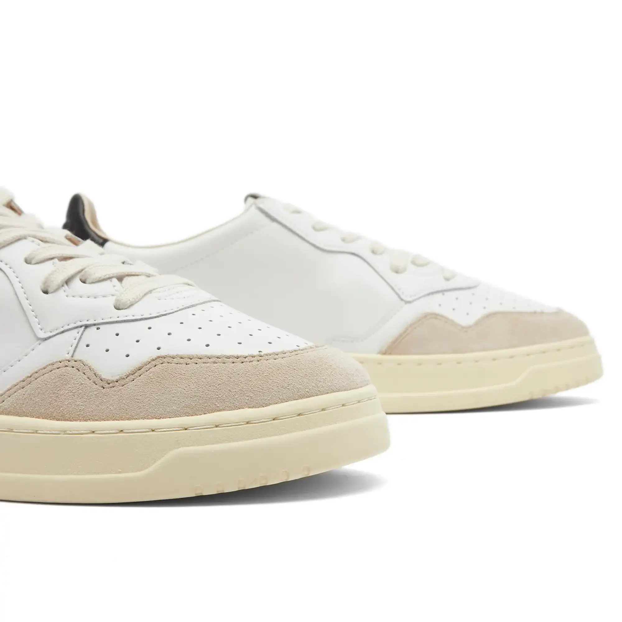 Autry Action Shoes Medalist Low Men Lowtop Black|White