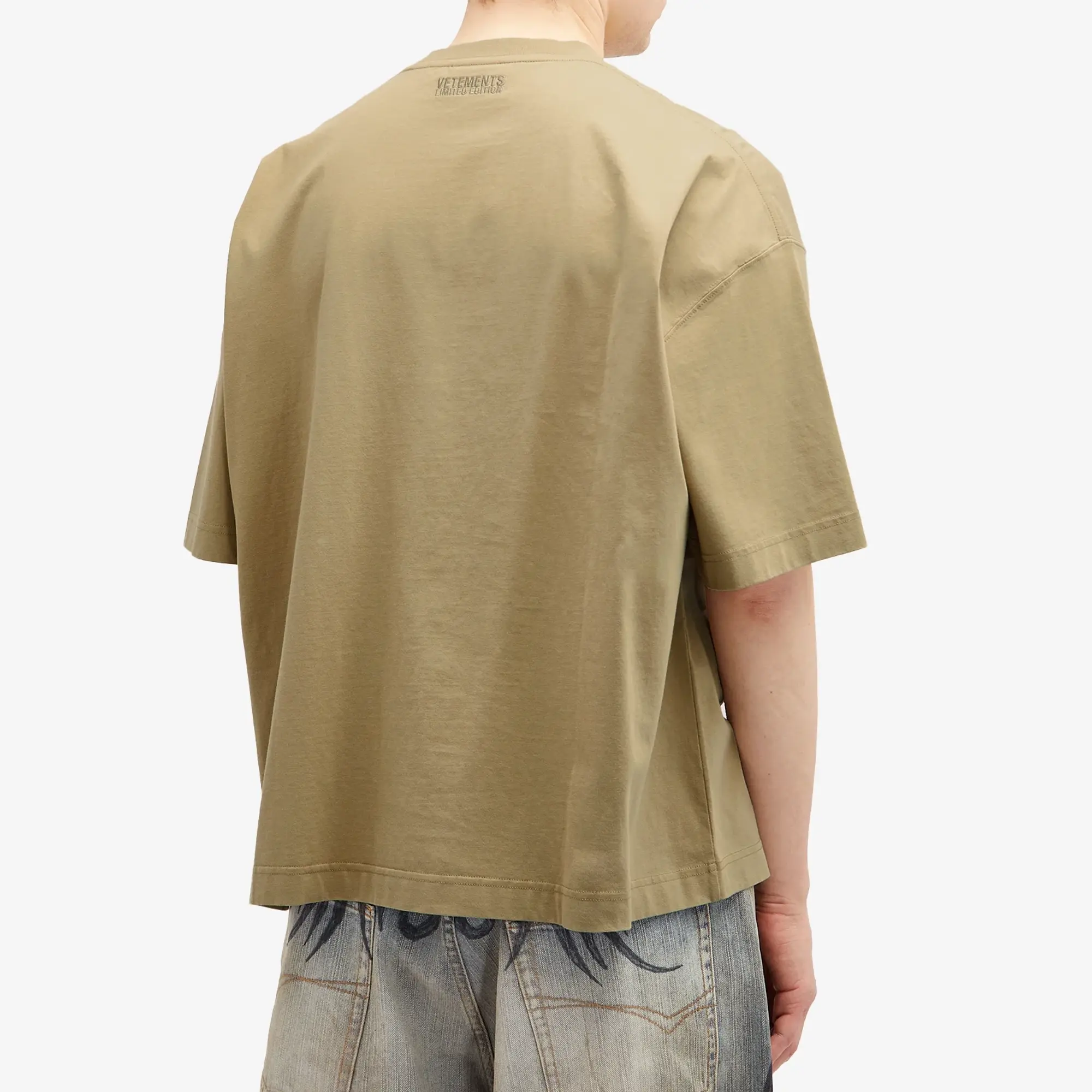 VETEMENTS Men's Oval Logo Cropped Boxy T-Shirt Taupe