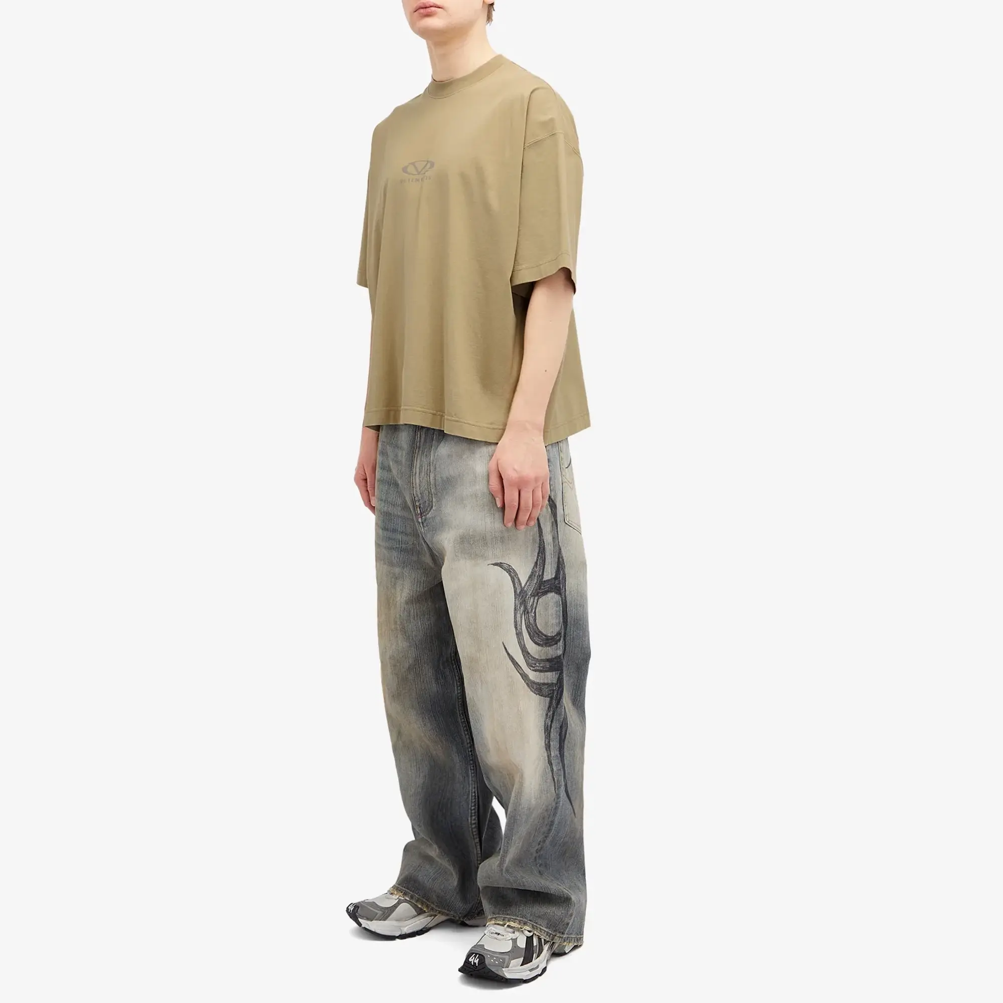 VETEMENTS Men's Oval Logo Cropped Boxy T-Shirt Taupe