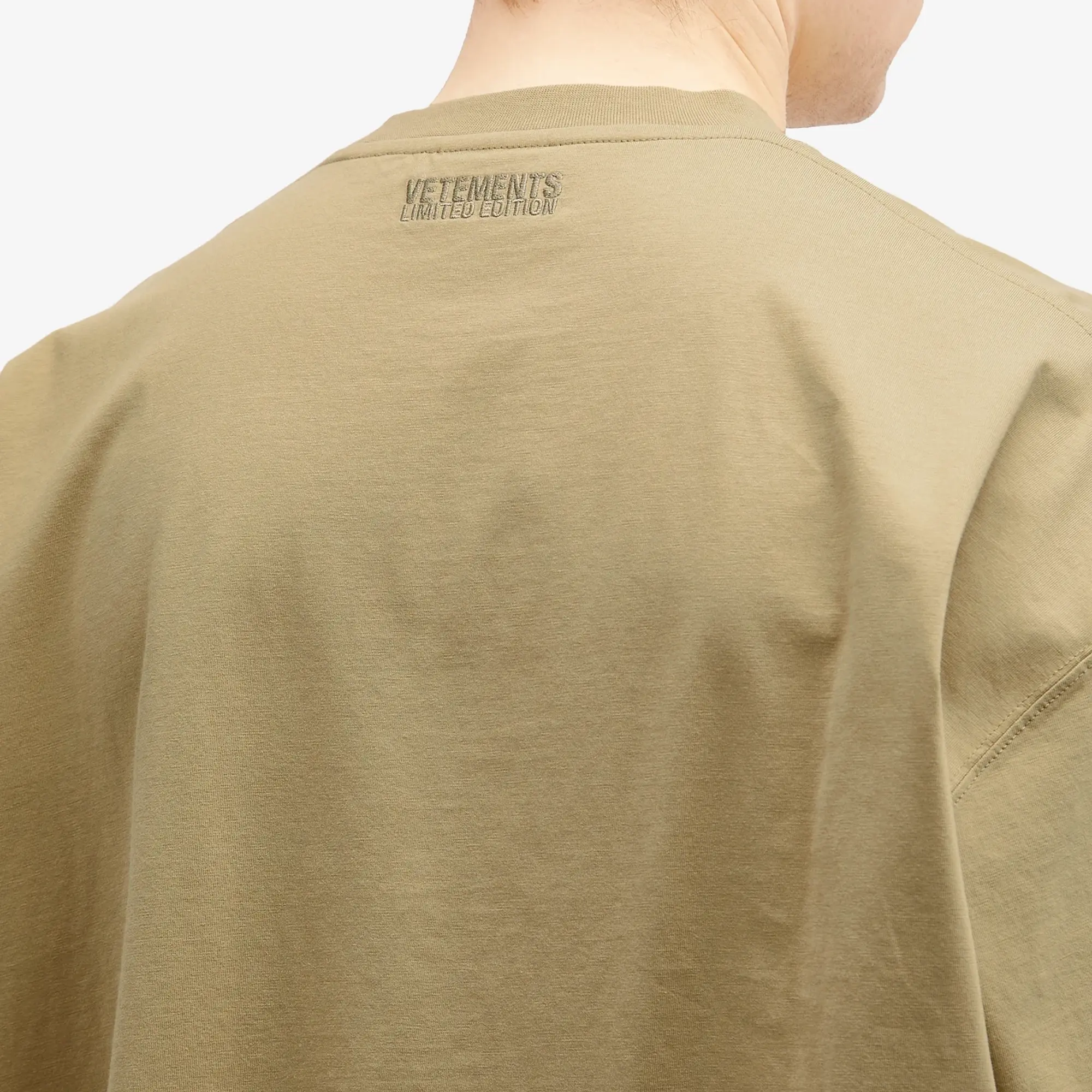 VETEMENTS Men's Oval Logo Cropped Boxy T-Shirt Taupe