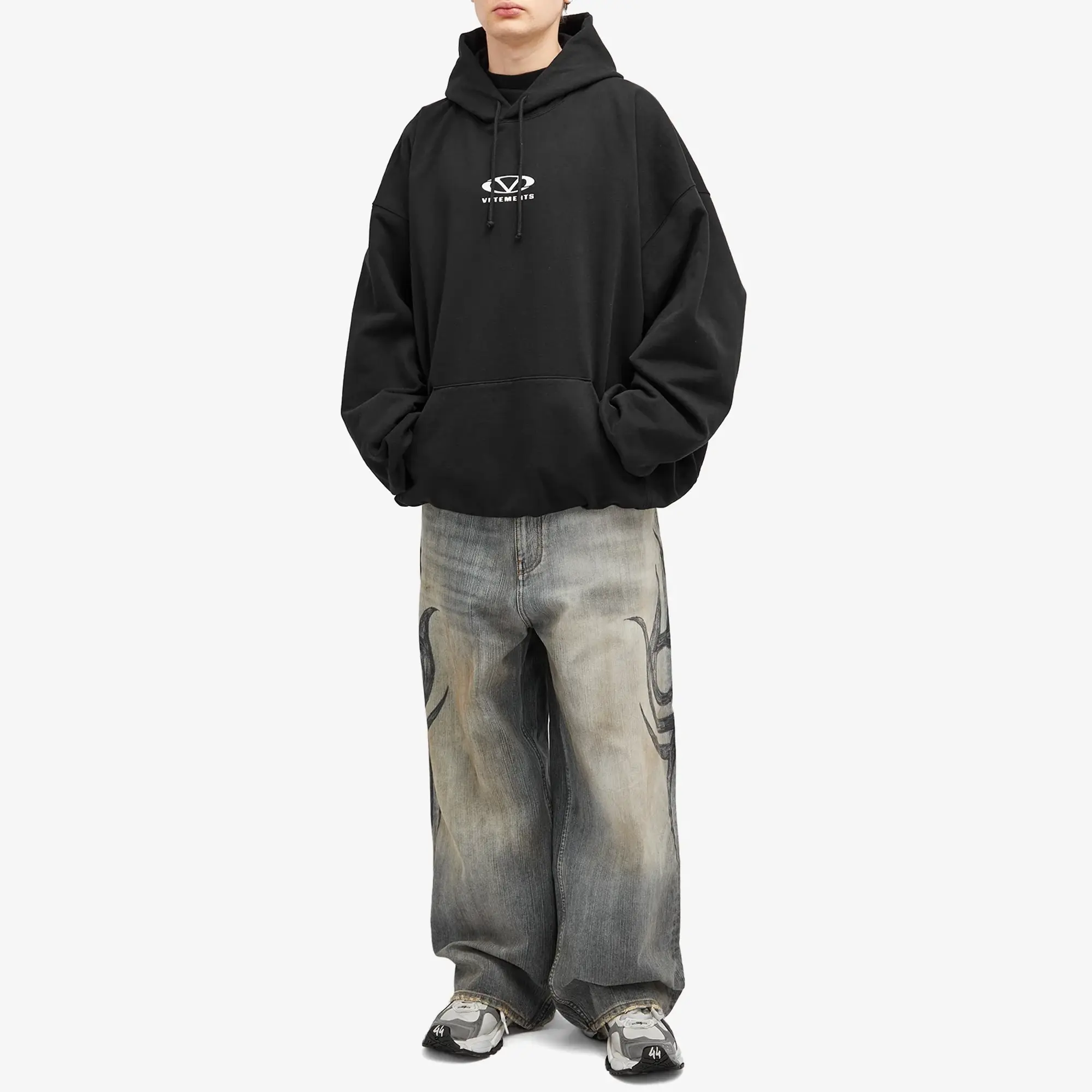 VETEMENTS Men's Oval Logo Cropped Boxy Hoodie Black/White