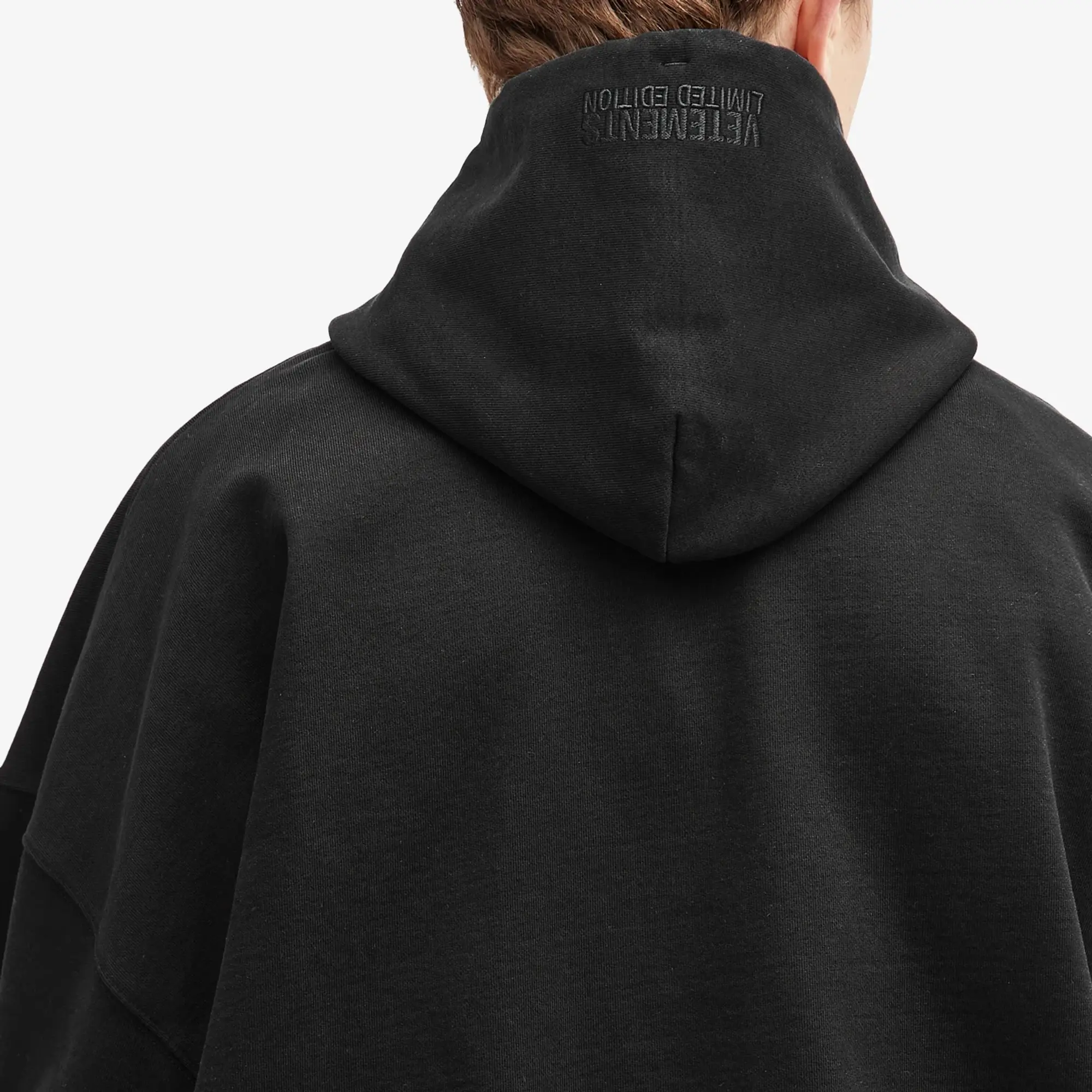 VETEMENTS Men's Oval Logo Cropped Boxy Hoodie Black/White