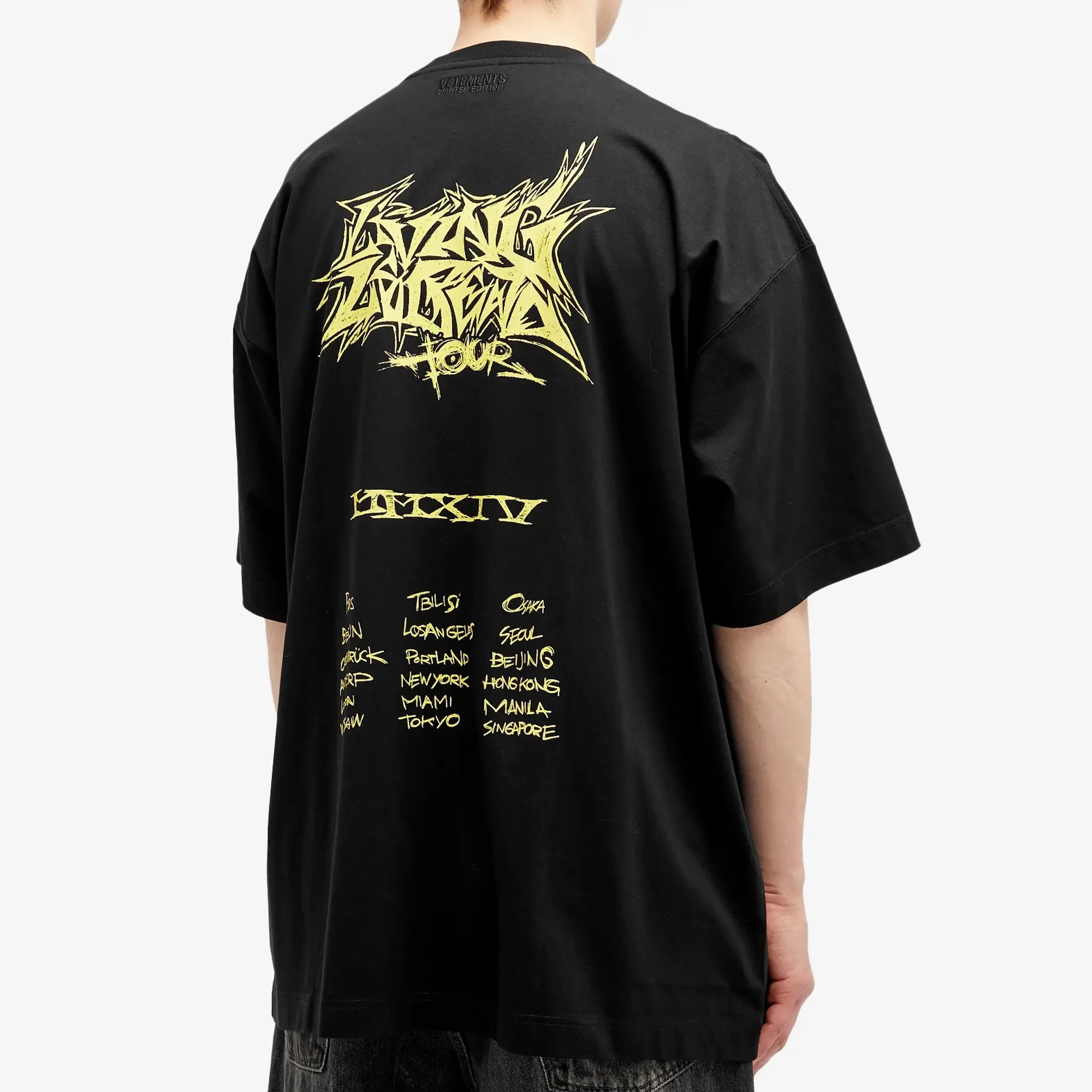 VETEMENTS Men's Living Legend Oversized T-Shirt Black