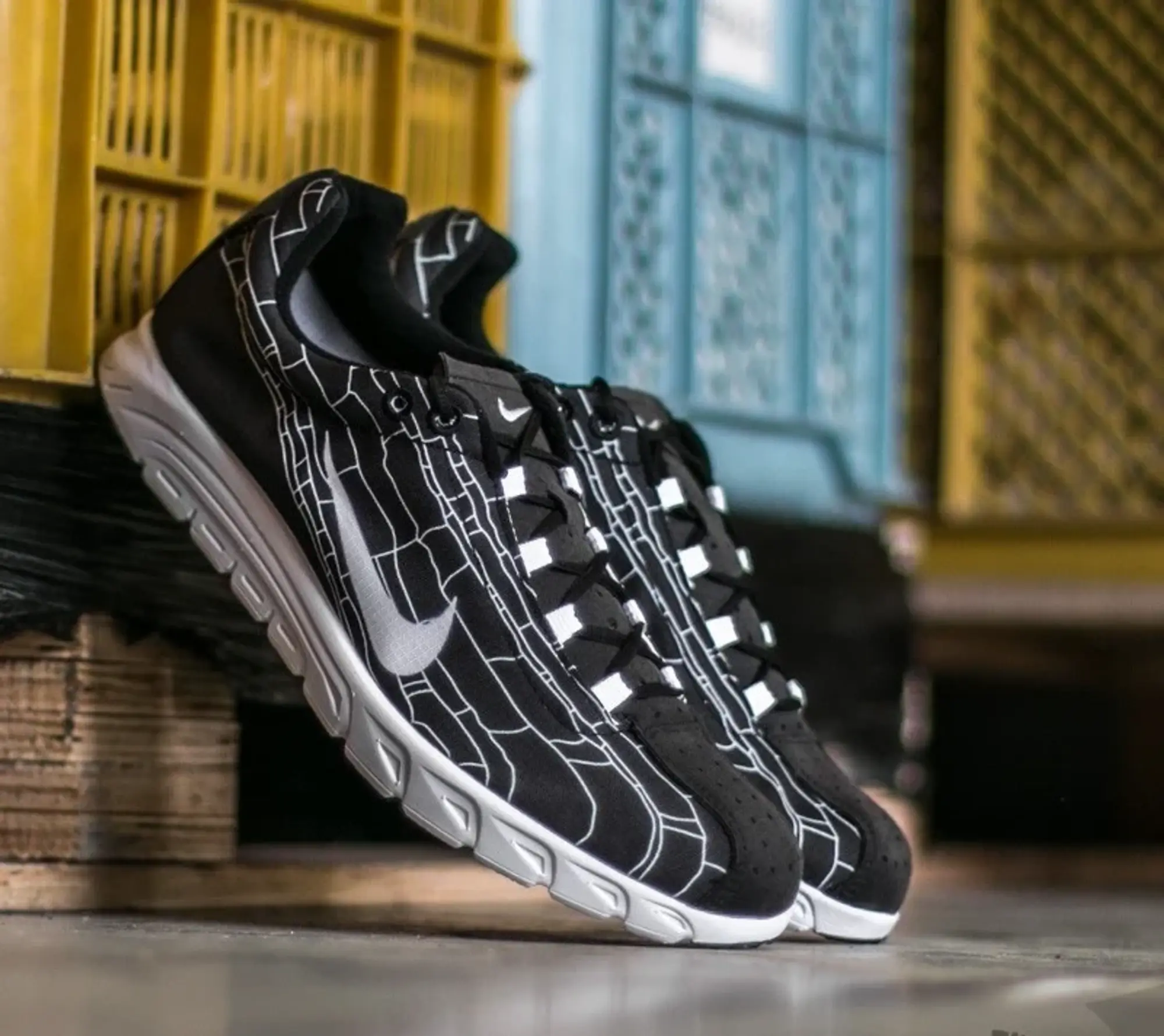 Nike mayfly black and white best sale