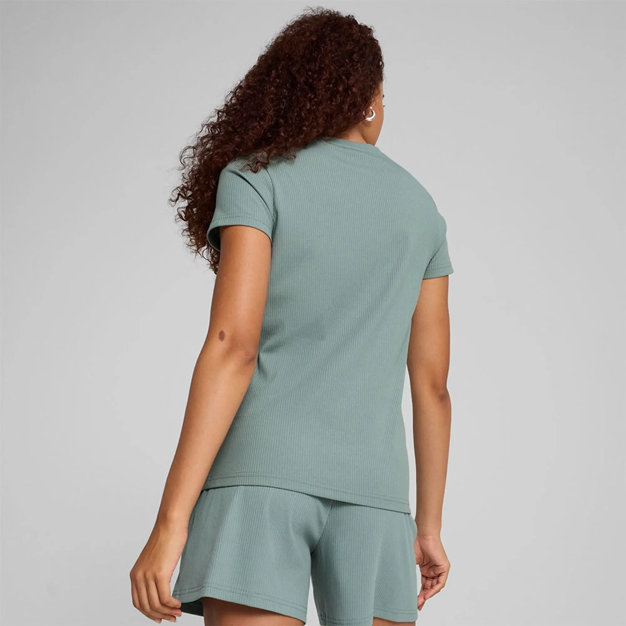 Puma  ESS ELEVATED RIB TEE  women's T shirt in Green