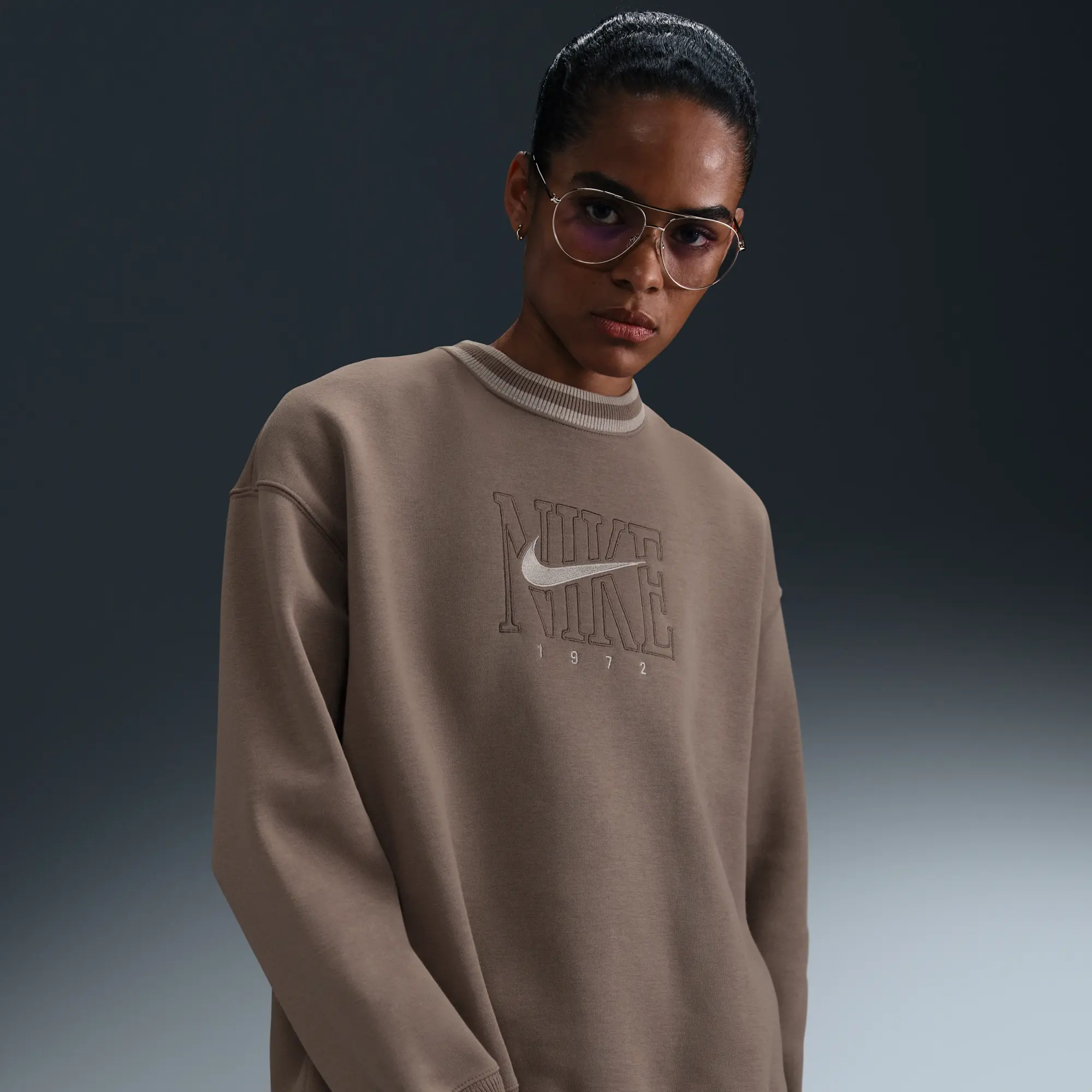 Nike Sportswear Phoenix Fleece Women's Oversized Graphic Crew-Neck Sweatshirt - Brown - Cotton/Polyester