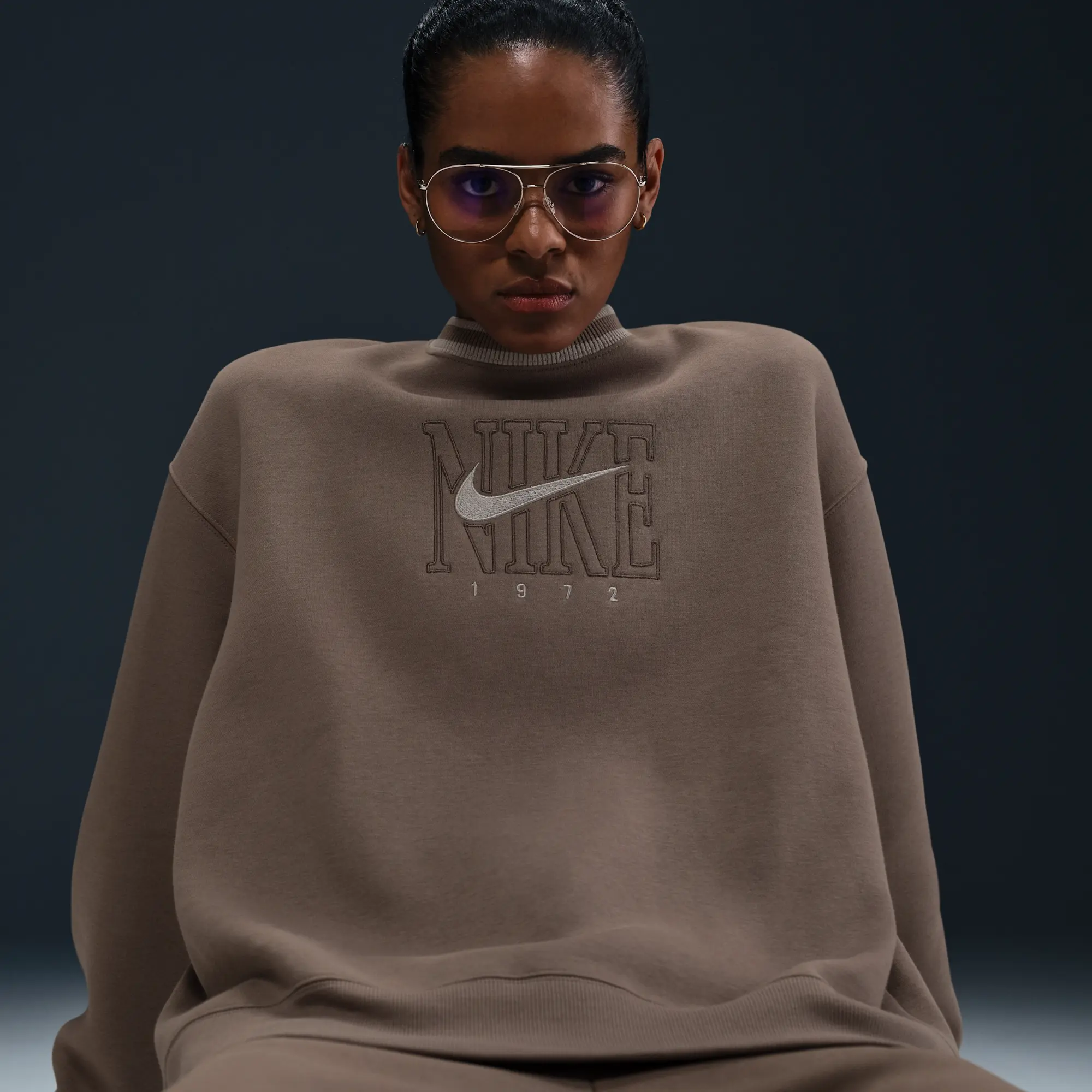 Nike Sportswear Phoenix Fleece Women's Oversized Graphic Crew-Neck Sweatshirt - Brown - Cotton/Polyester