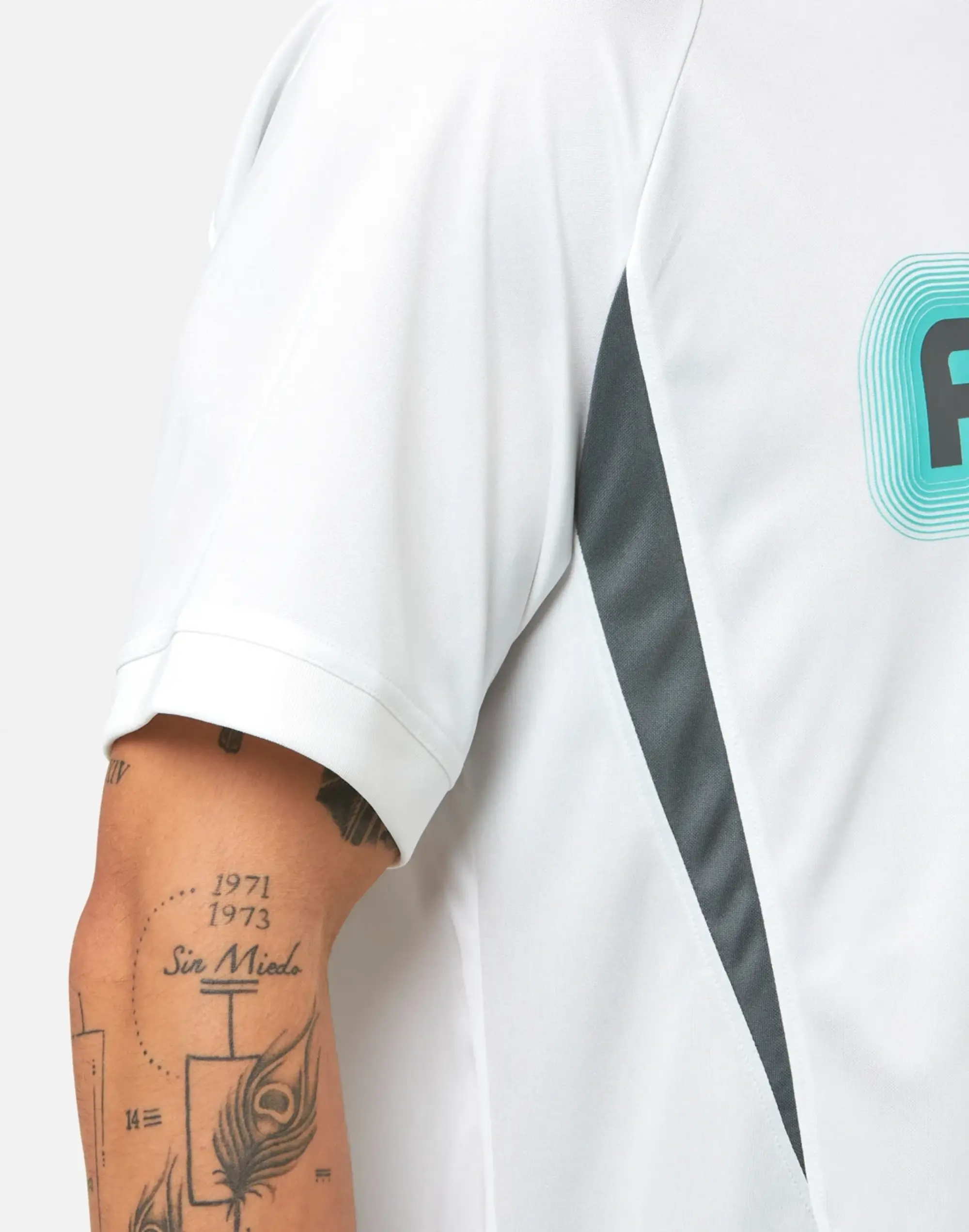 Nike Swoosh Men T-Shirts - White