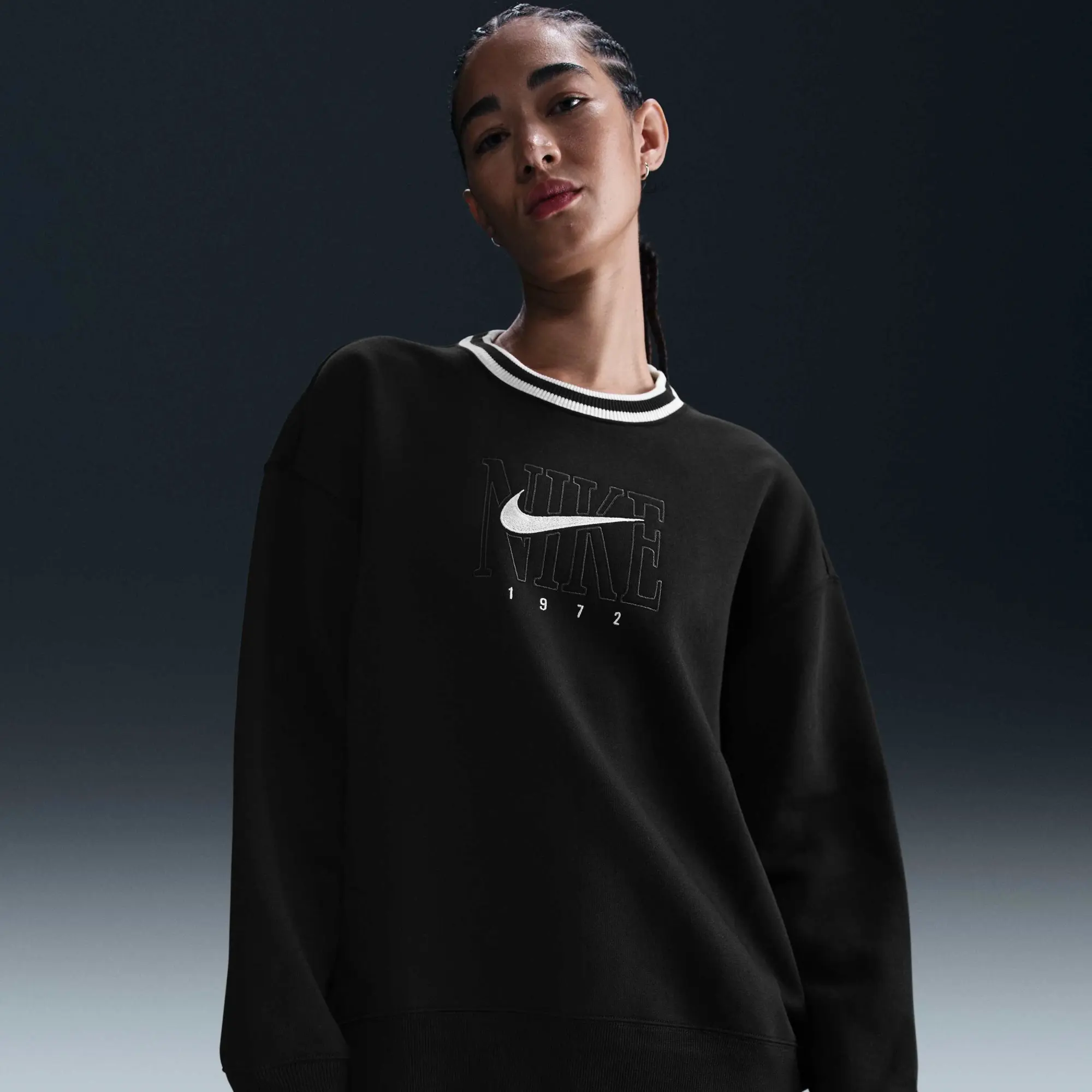 Nike Women's Oversized Graphic Crew Neck Sweatshirt Sportswe