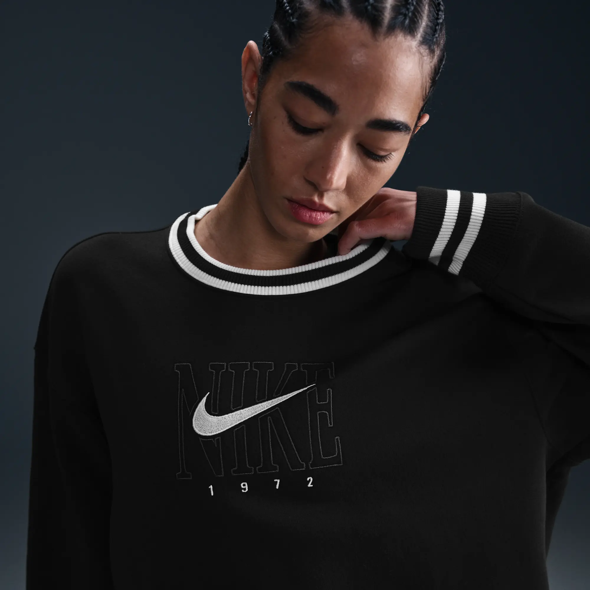 Nike Women's Oversized Graphic Crew Neck Sweatshirt Sportswe