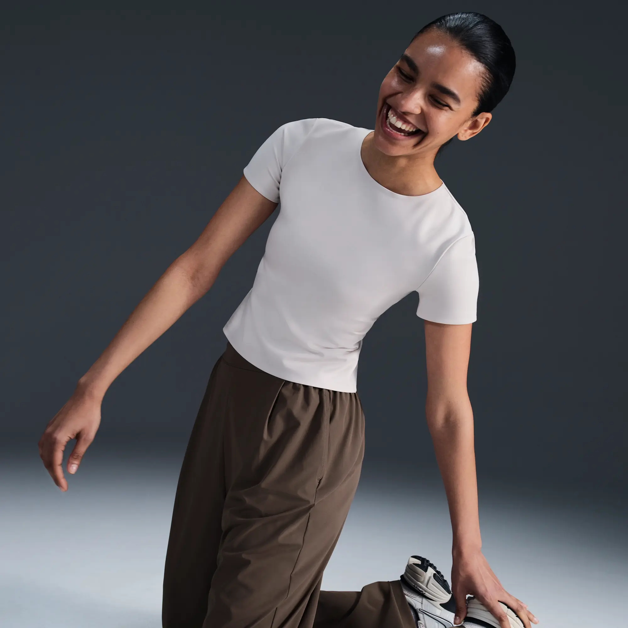 Nike 24.7 PerfectStretch Women's Dri-FIT High-Waisted Loose Wide-Leg Trousers - Brown - Polyester/Elastane