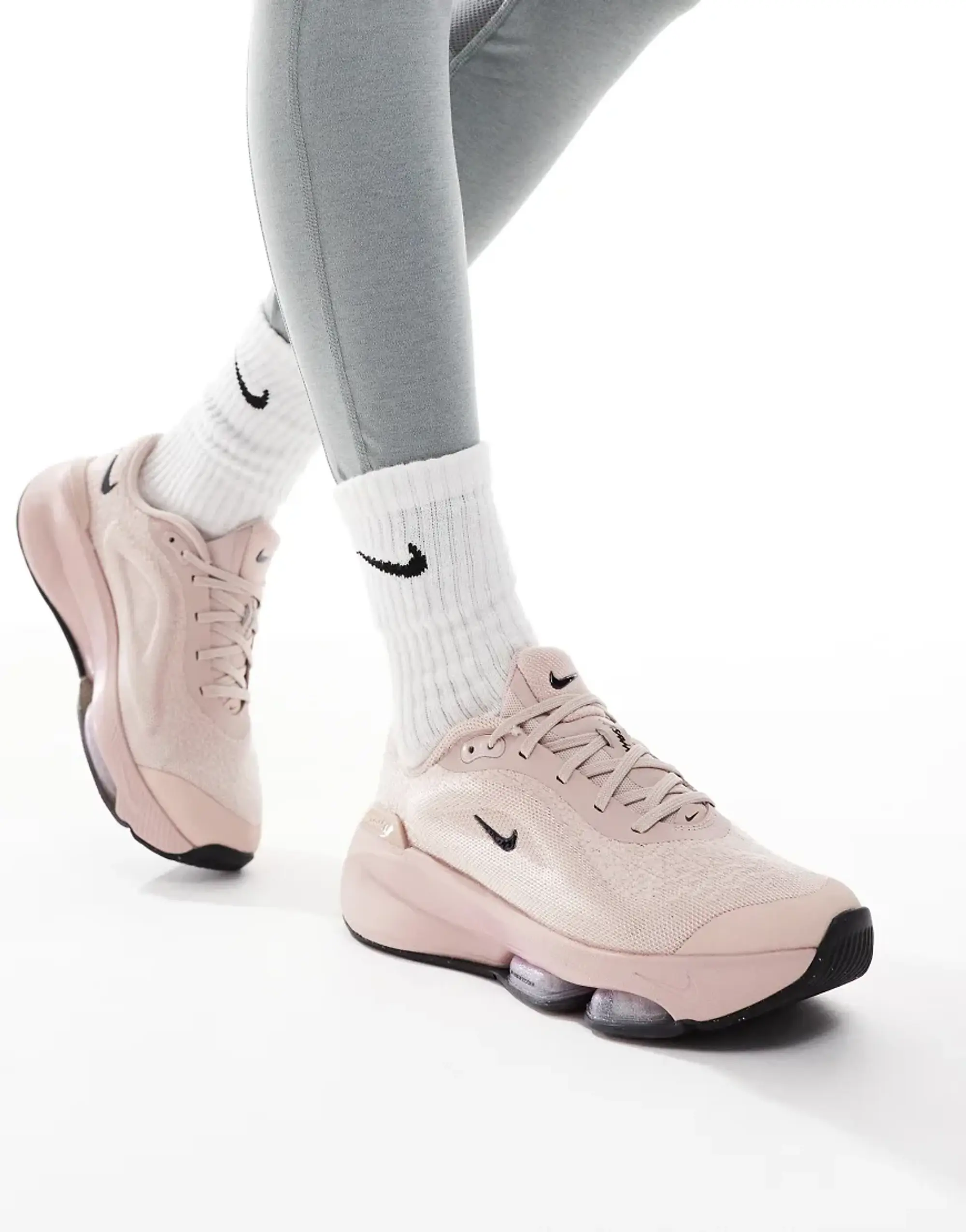 Nike Training Versair Premium Trainers In Pink